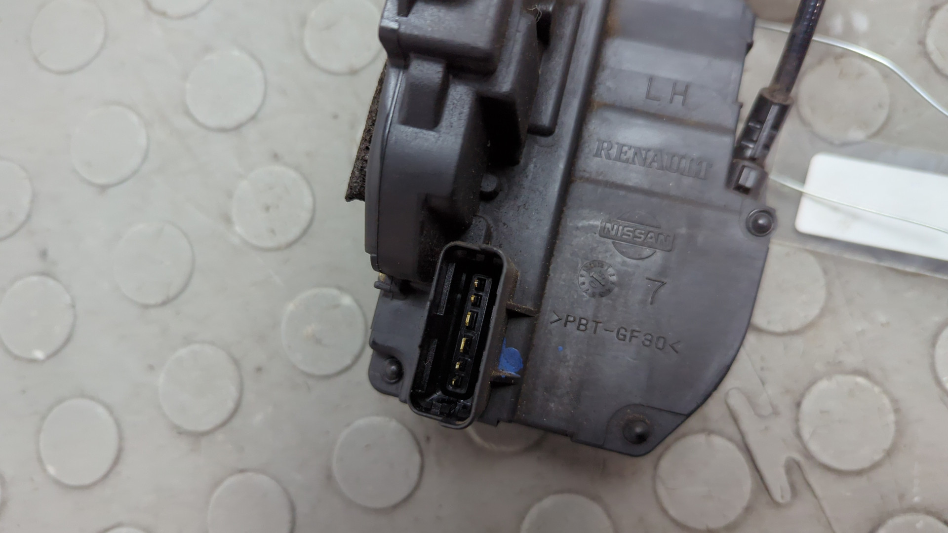 Замок двери передней левой