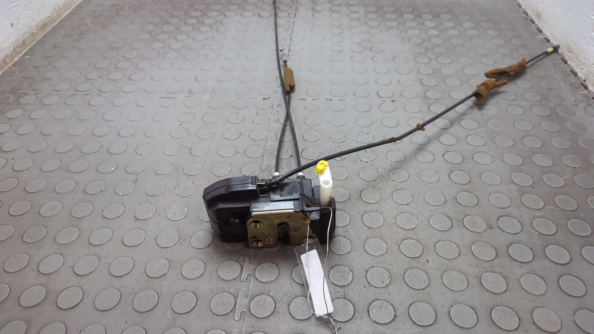 Замок двери передней левой