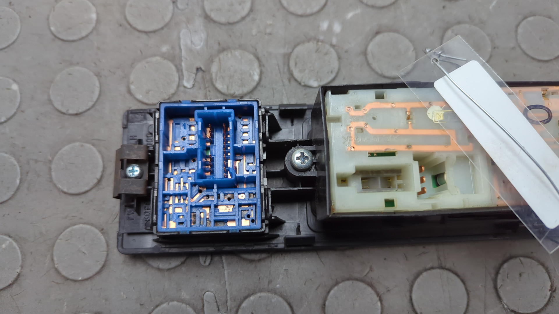 Кнопка стеклоподъемника