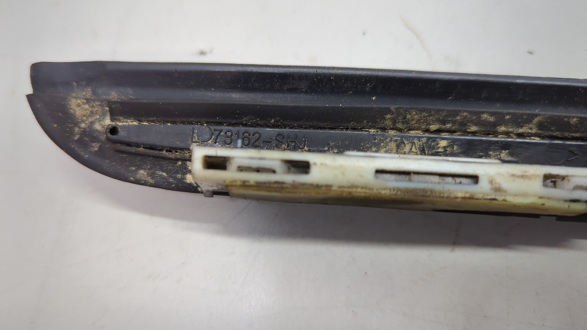 Молдинг лобового стекла