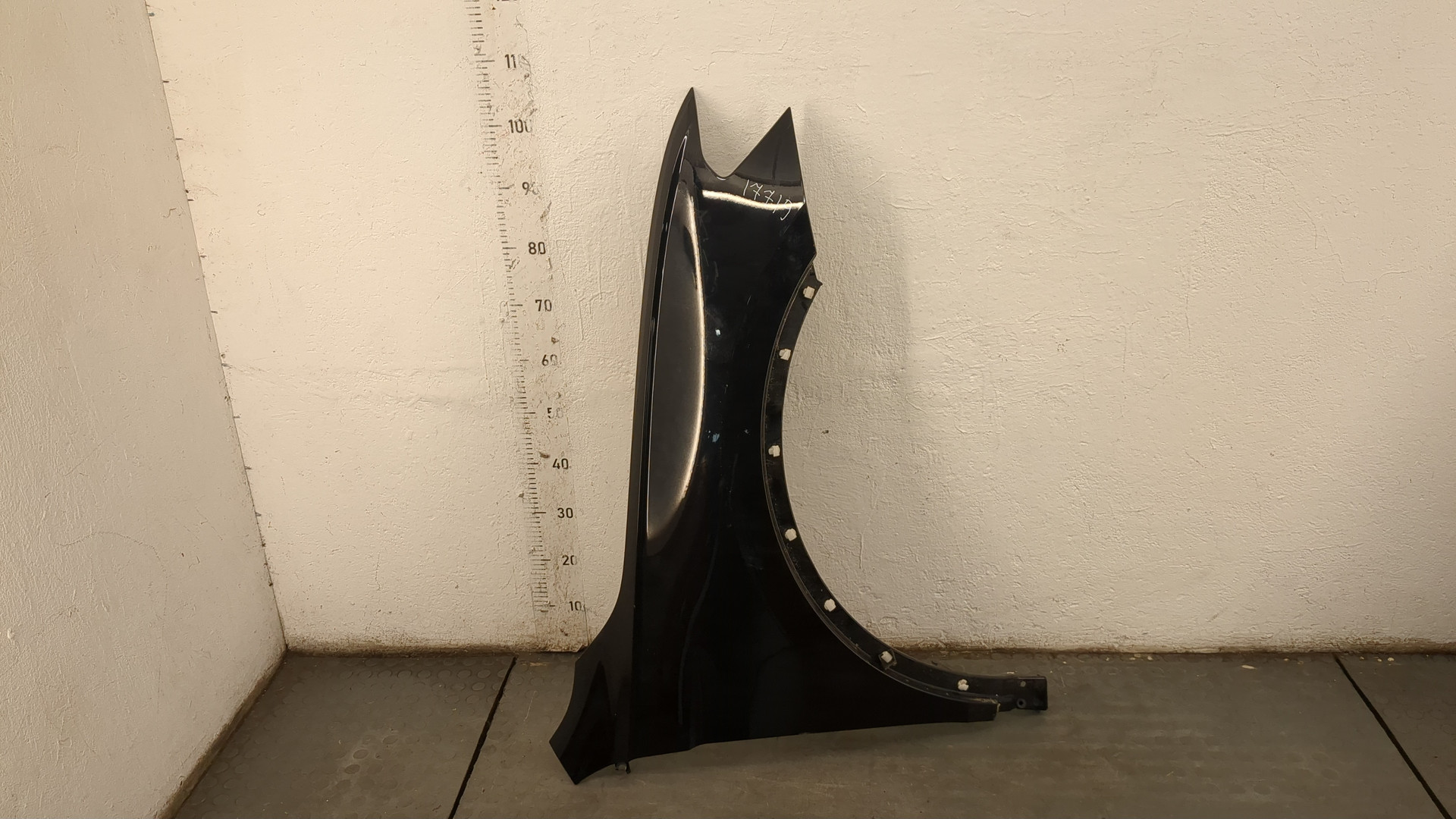 Крыло переднее правое