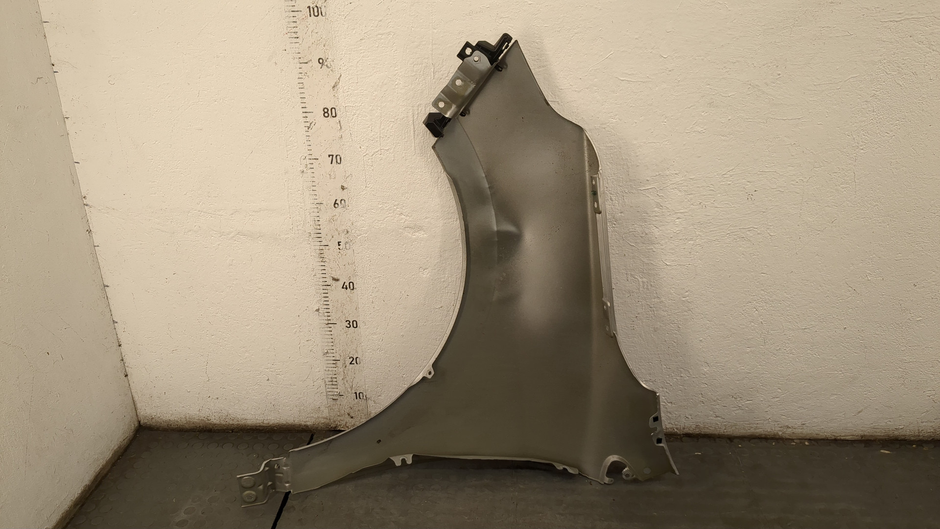 Крыло переднее правое