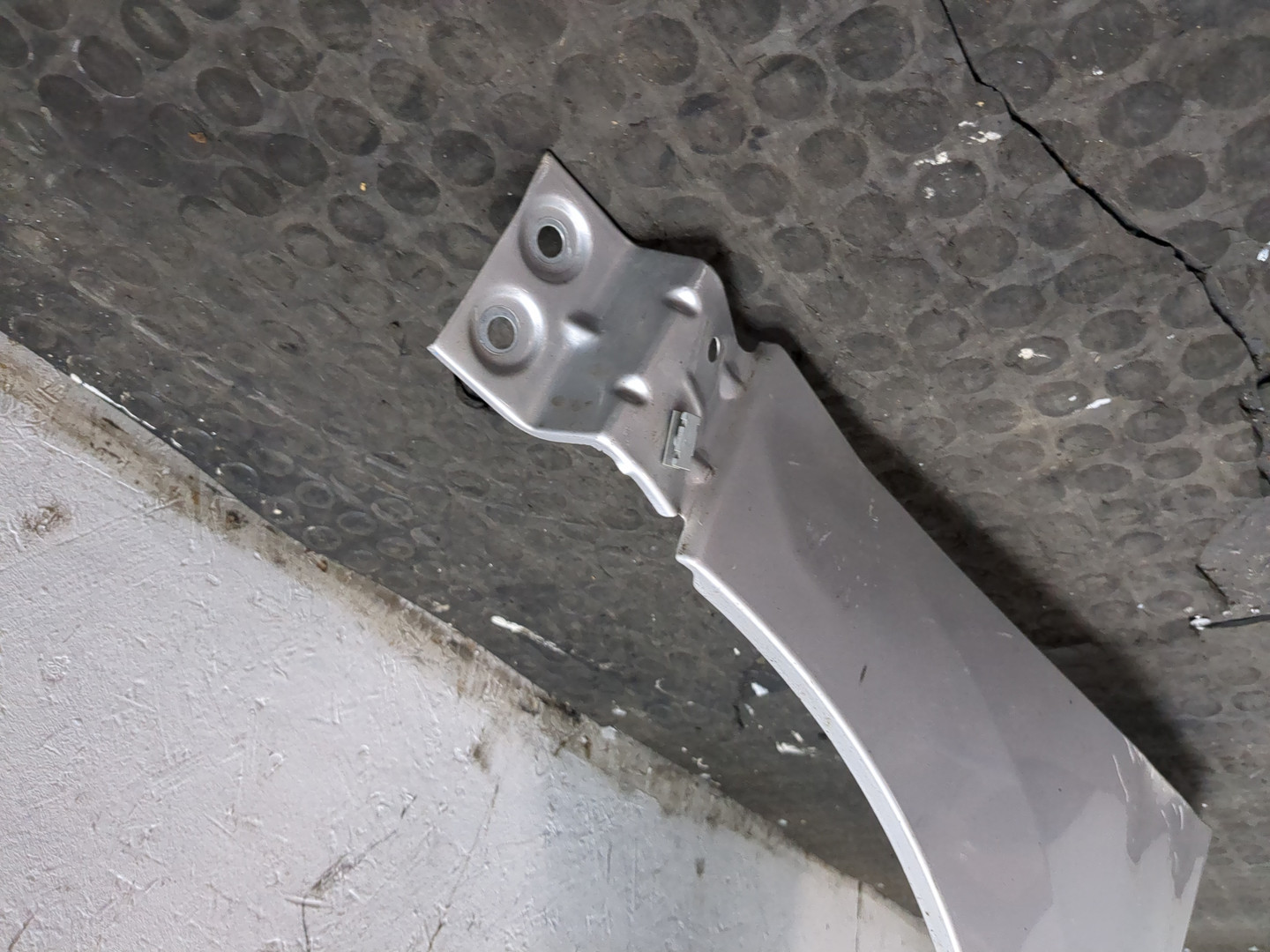 Крыло переднее правое