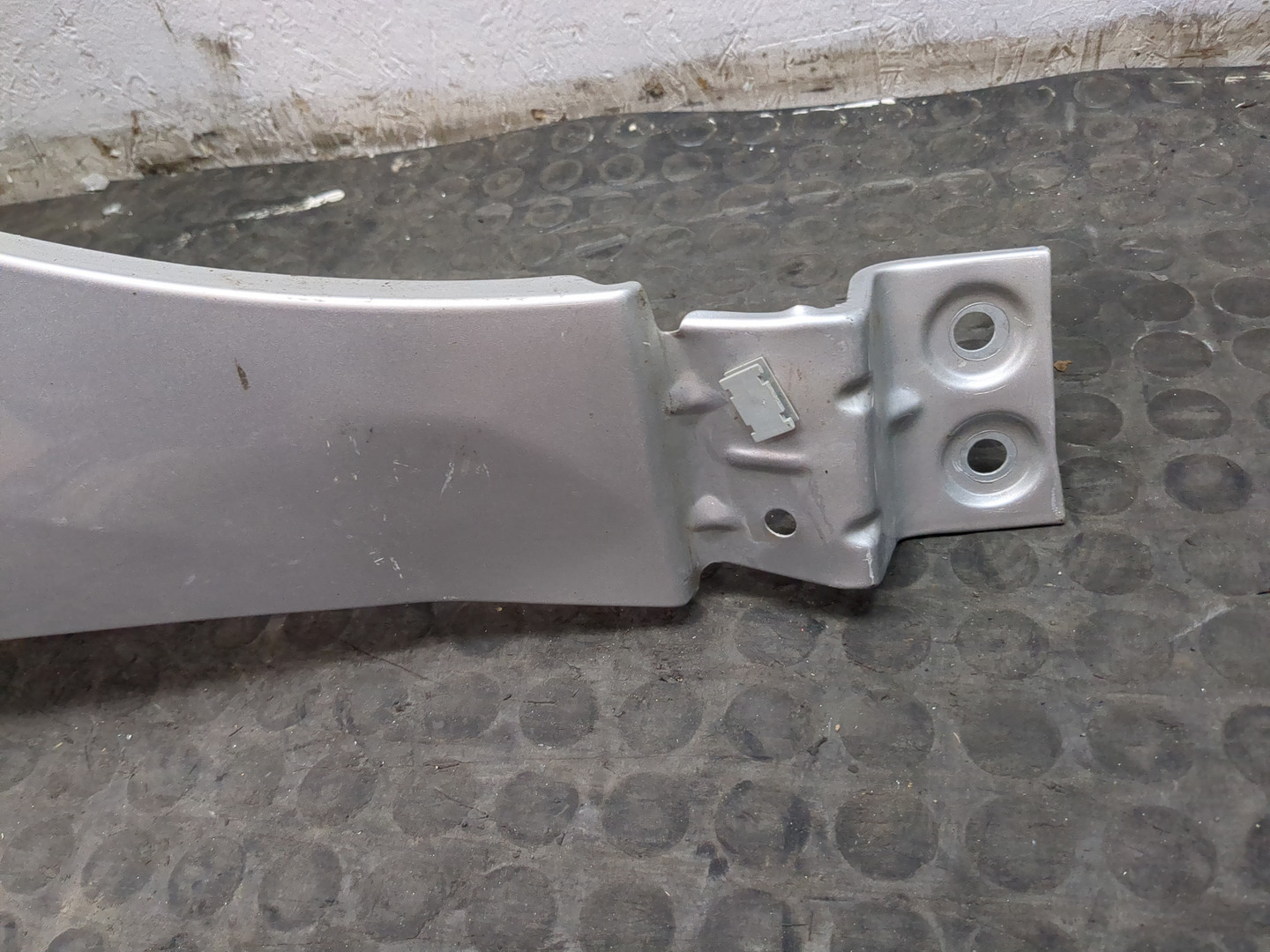 Крыло переднее правое