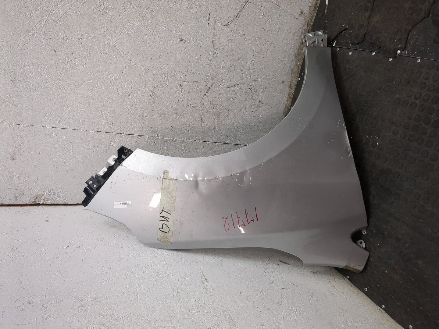 Крыло переднее правое