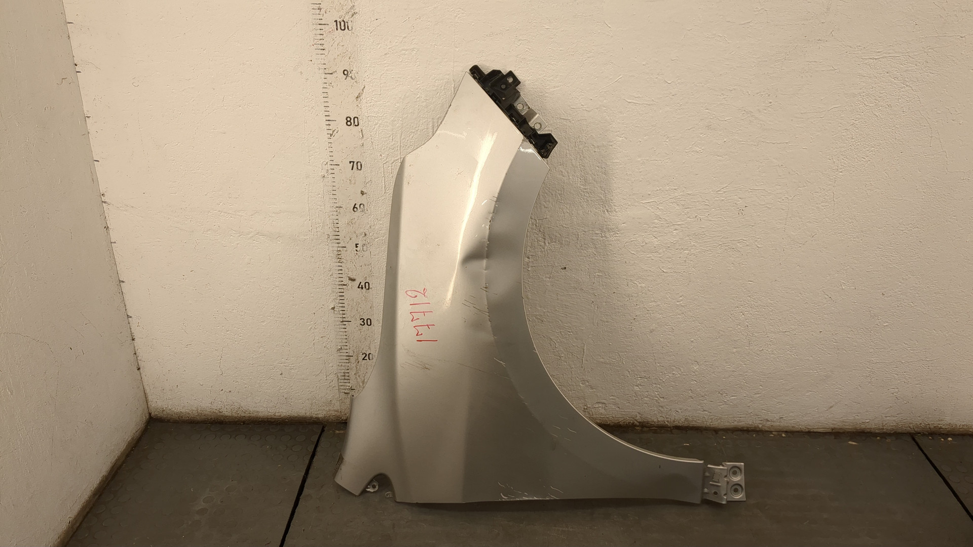 Крыло переднее правое