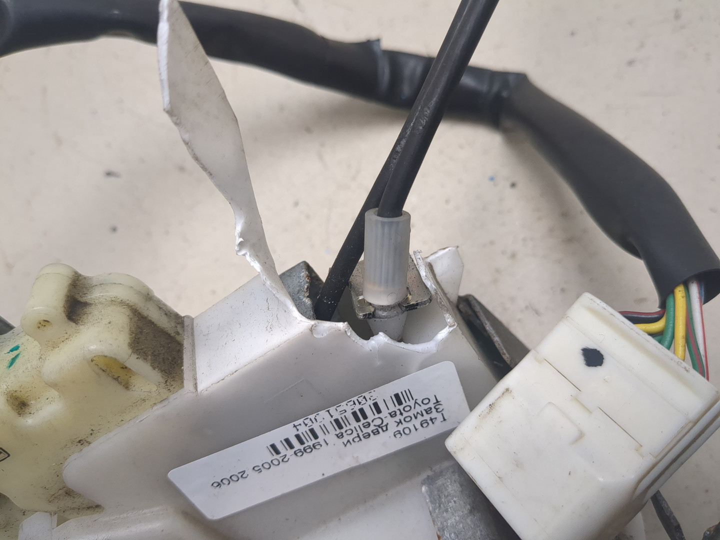 Замок двери передней левой