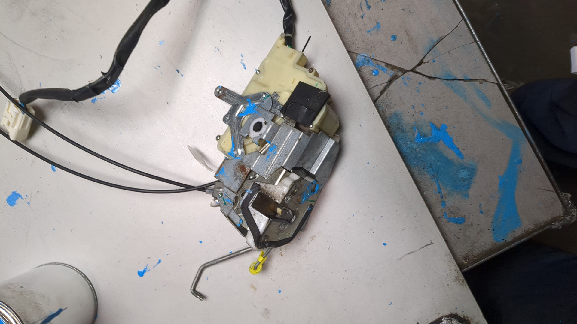 Замок двери передней левой