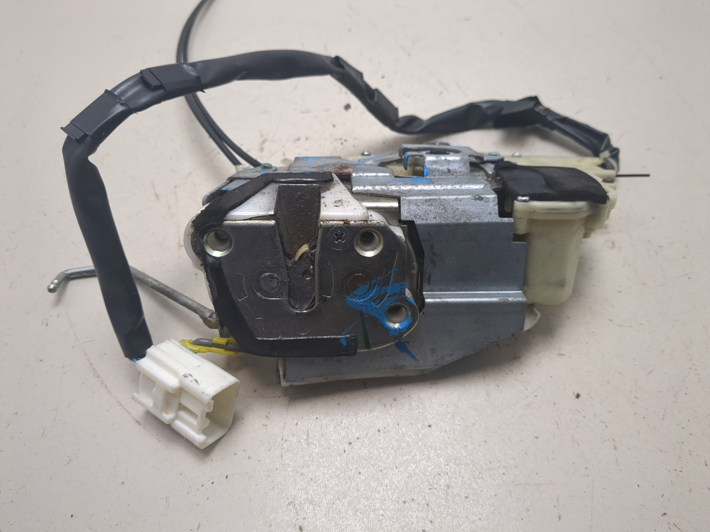 Замок двери передней левой