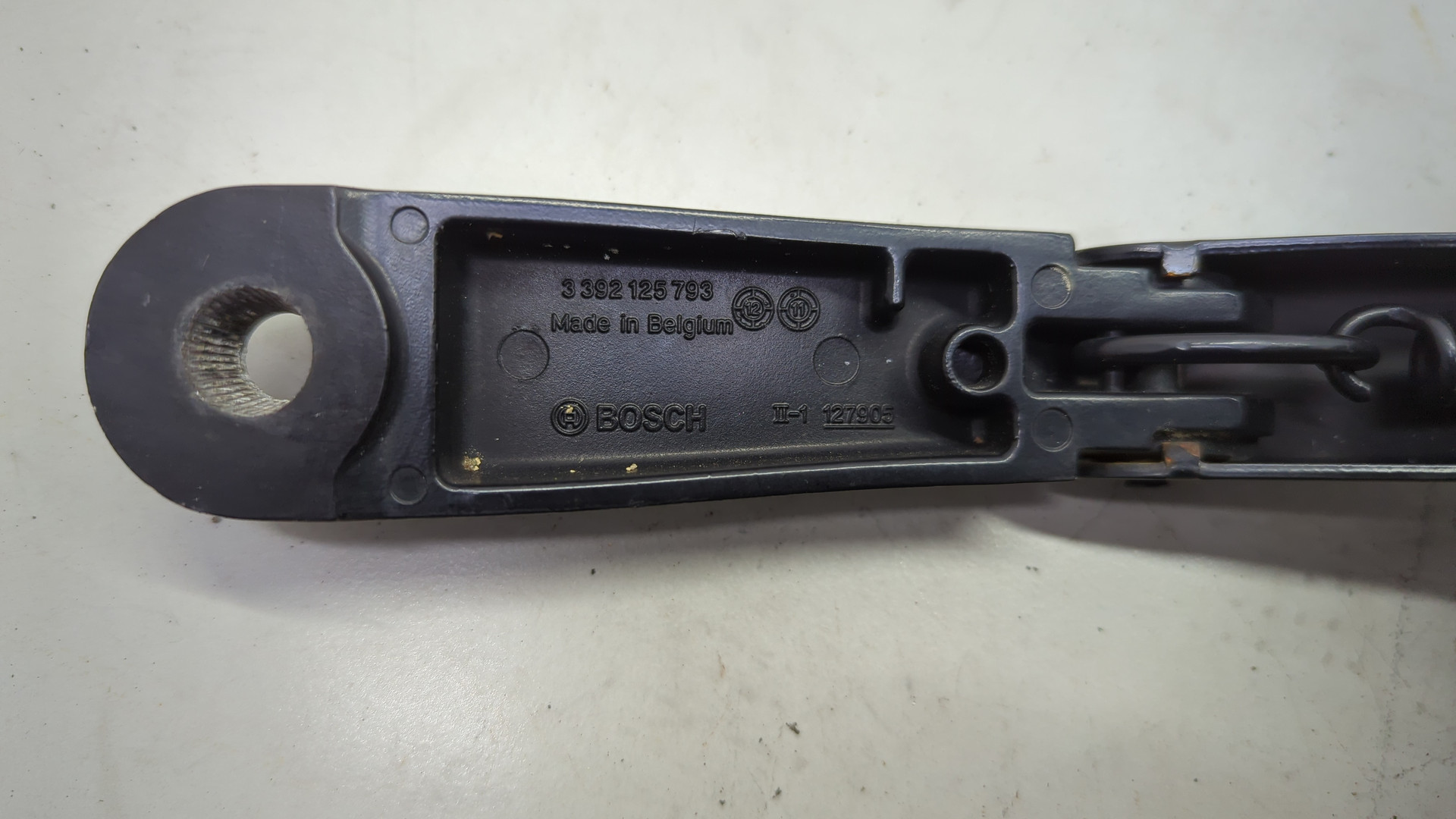 Поводок стеклоочистителя передний левый