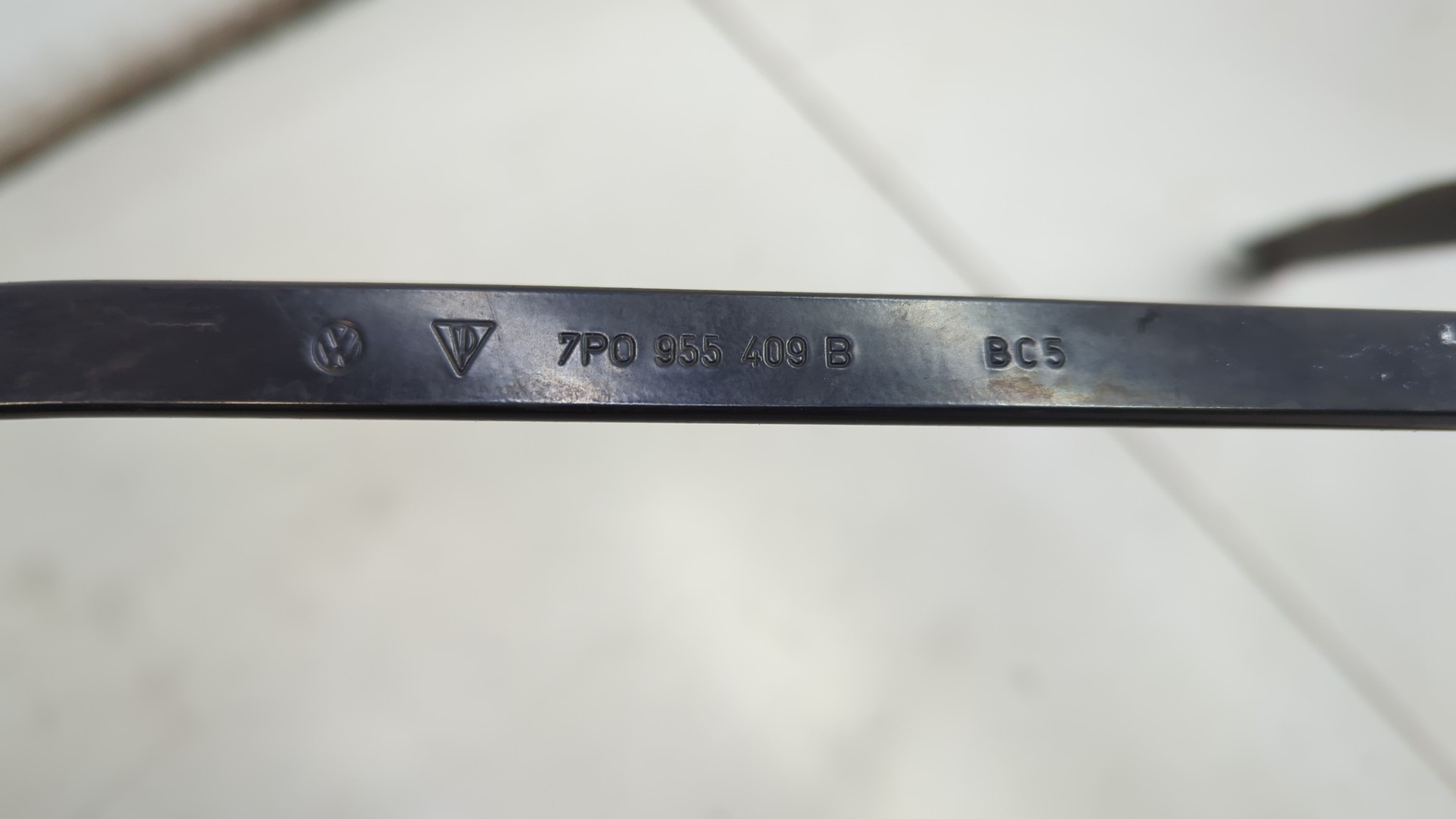 Поводок стеклоочистителя передний левый