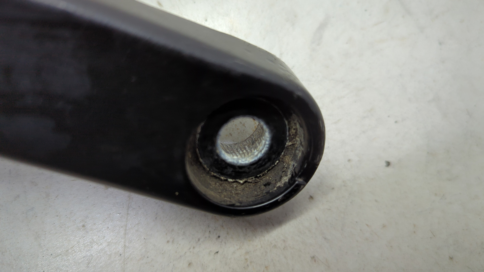 Поводок стеклоочистителя передний левый