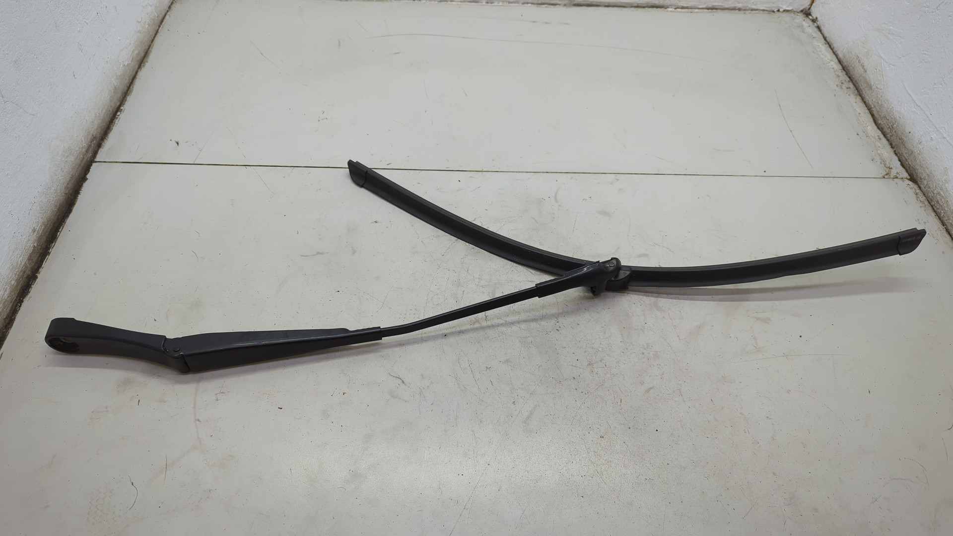 Поводок стеклоочистителя передний левый