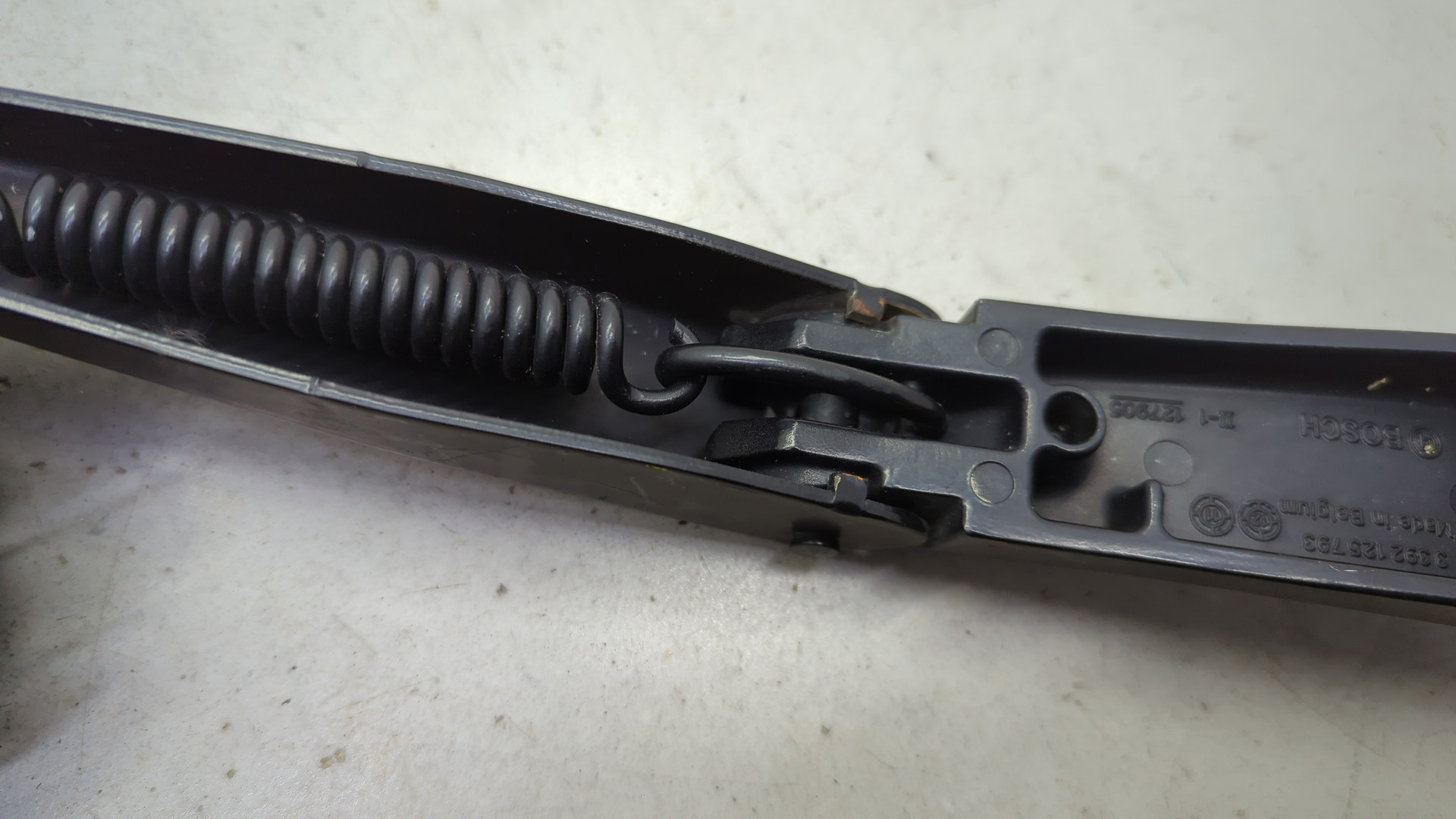 Поводок стеклоочистителя передний левый