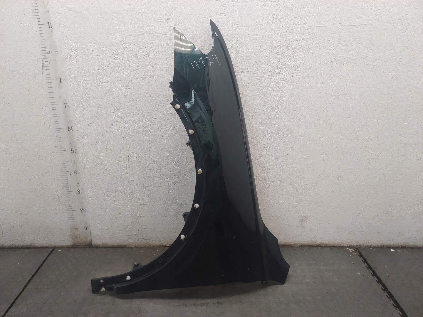 Крыло переднее левое