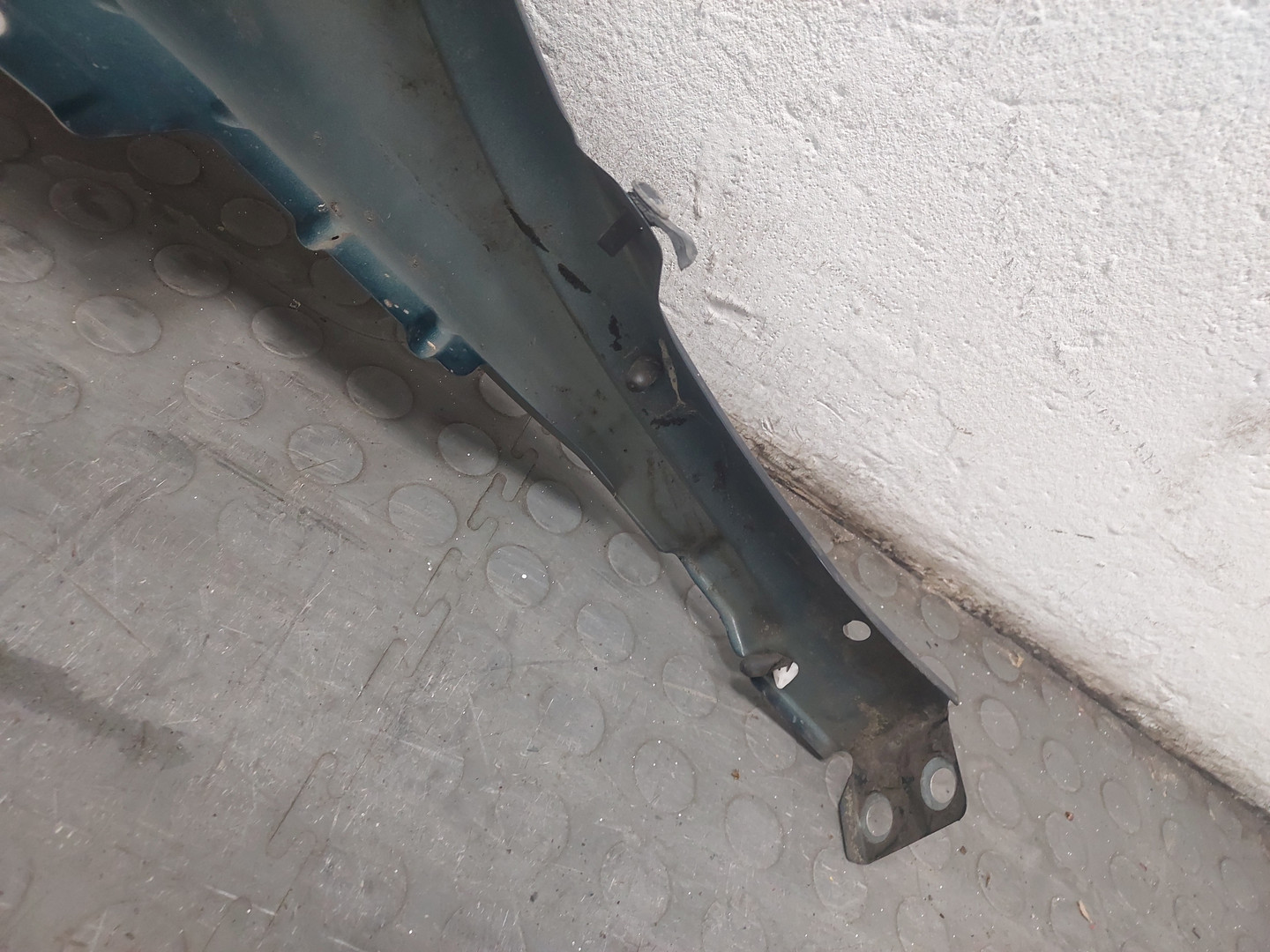 Крыло переднее левое