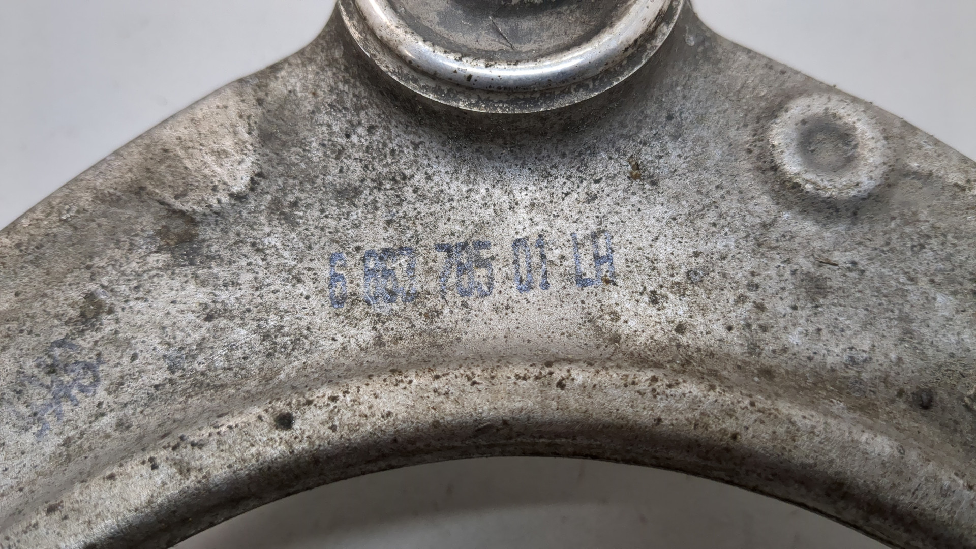 Рычаг передний левый