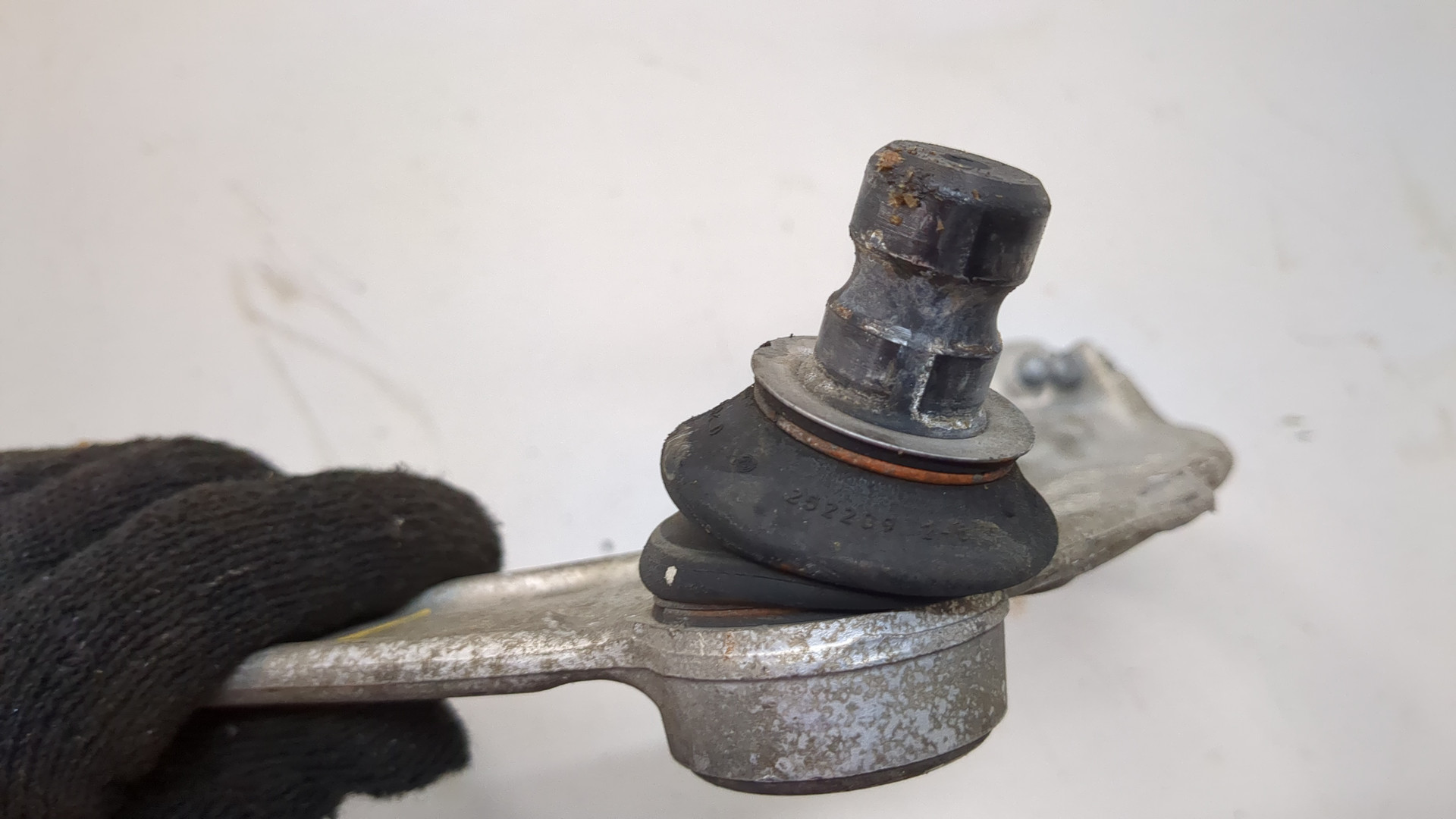 Рычаг передний левый