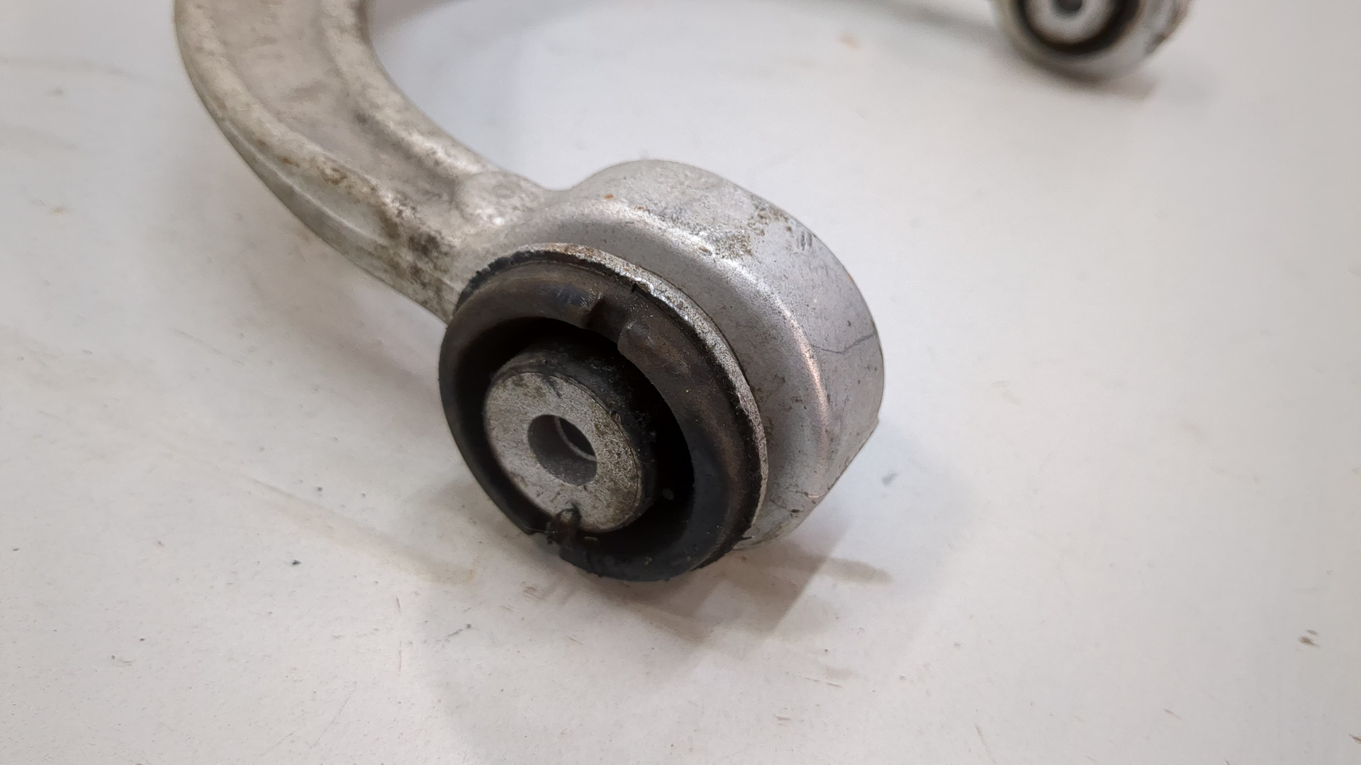 Рычаг передний левый