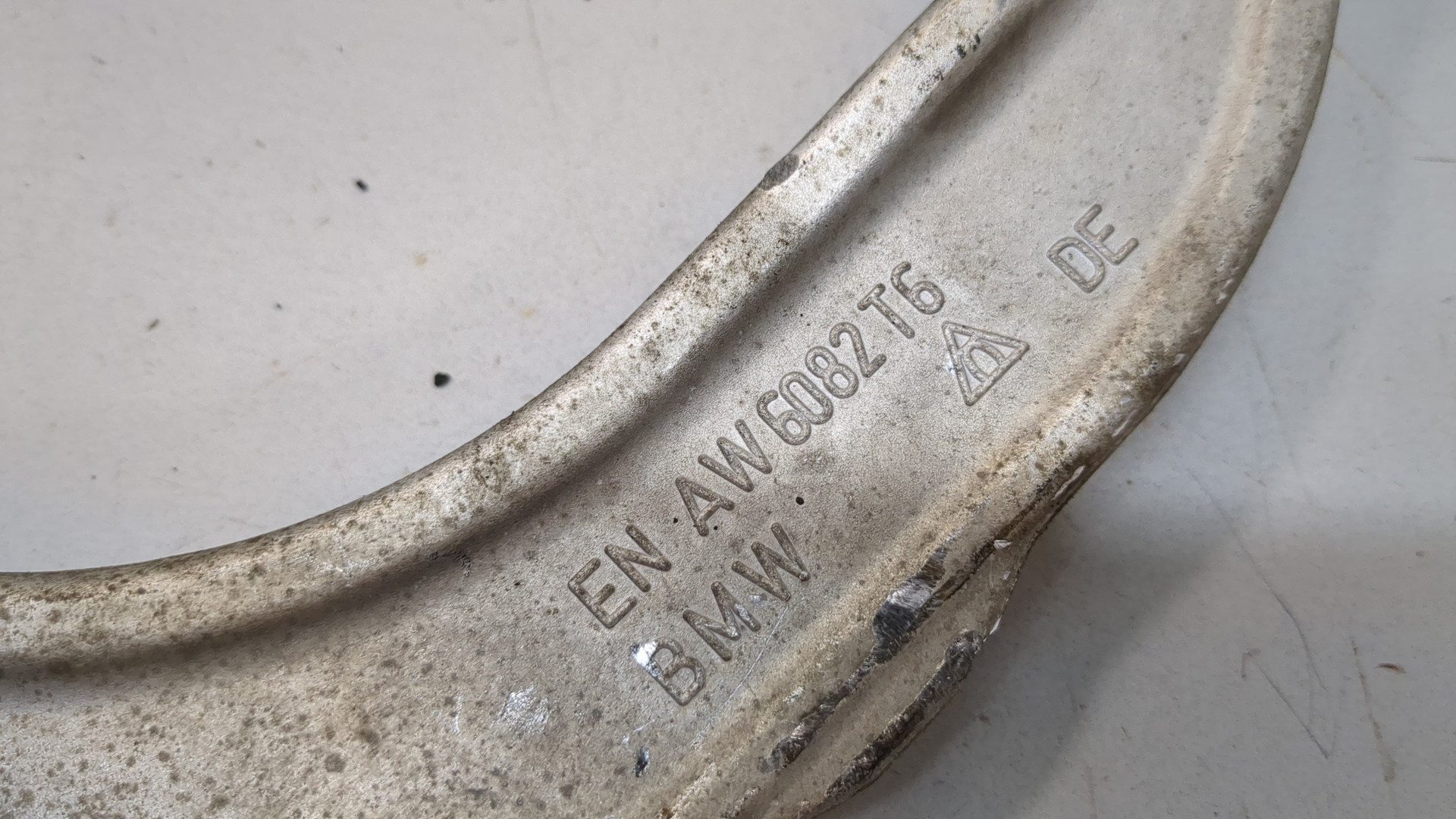 Рычаг передний левый