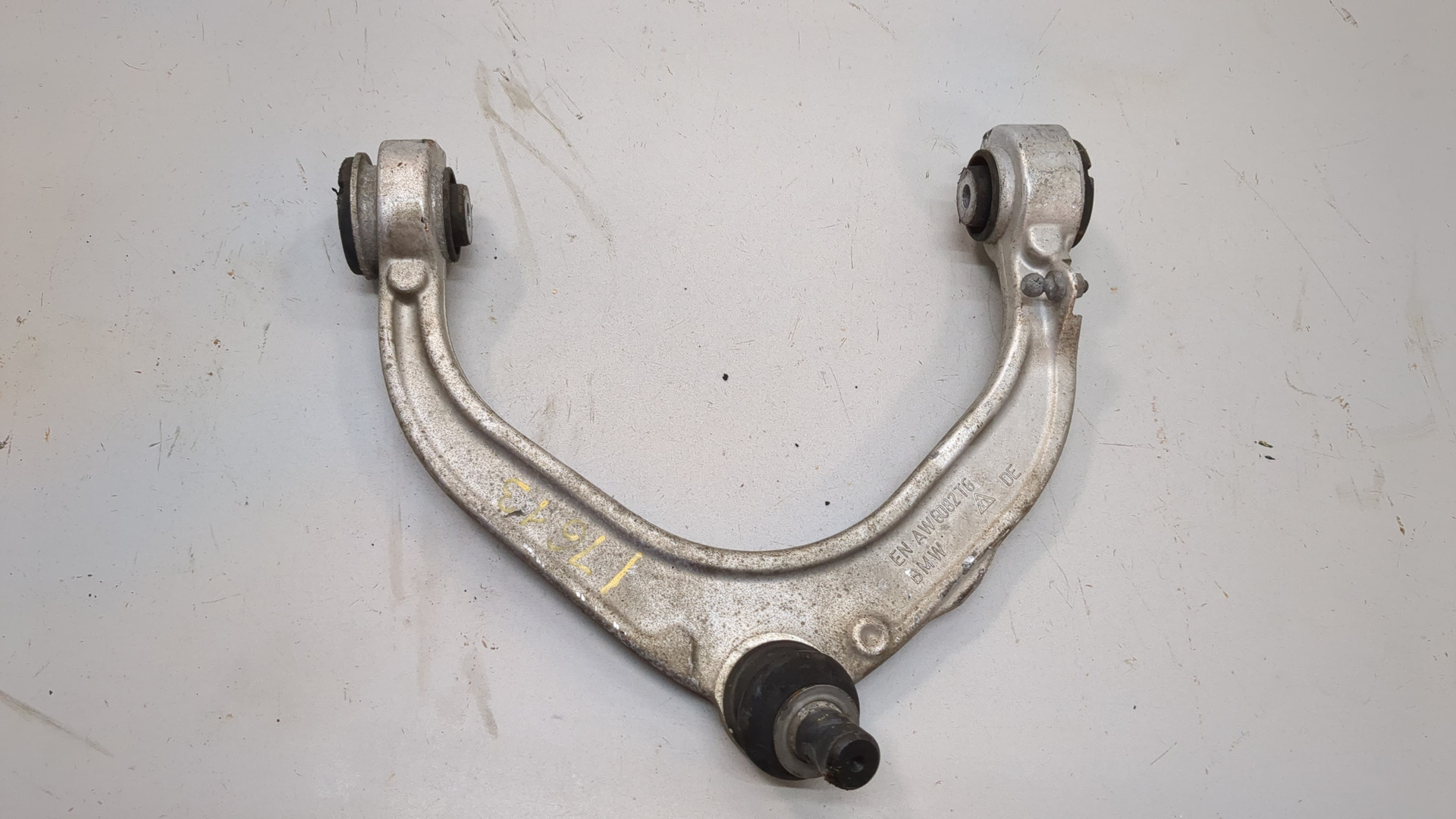 Рычаг передний левый