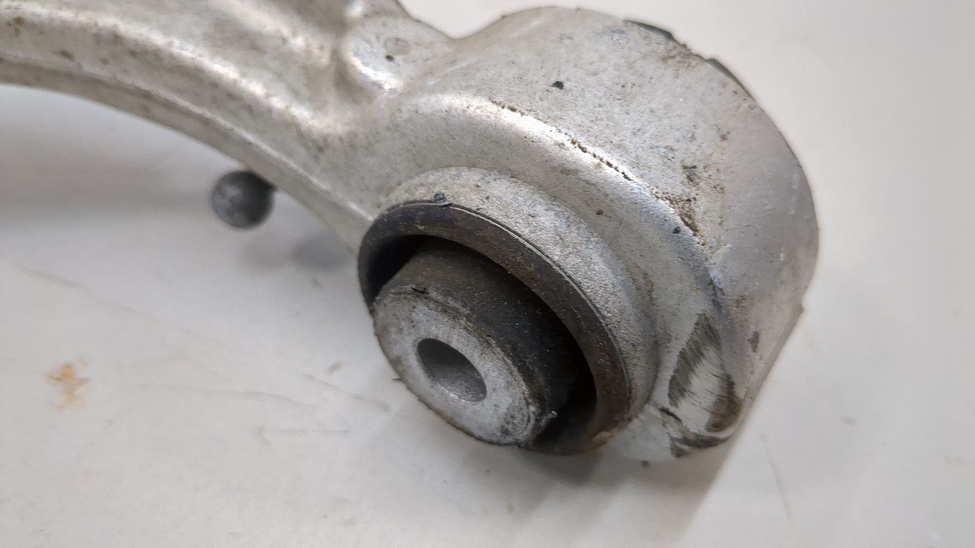 Рычаг передний левый