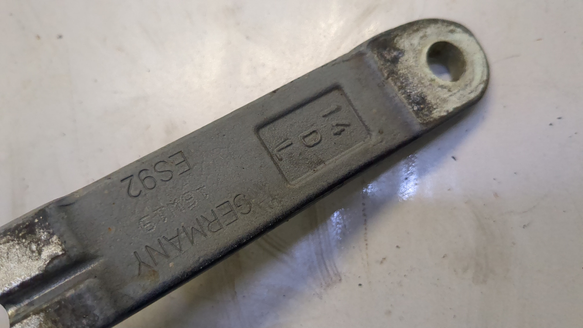 Петля капота левая