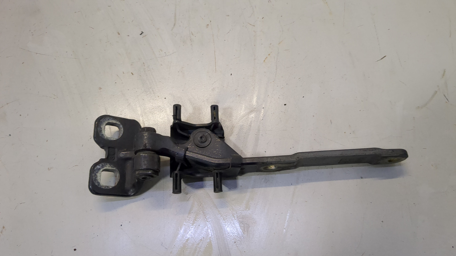 Петля капота левая