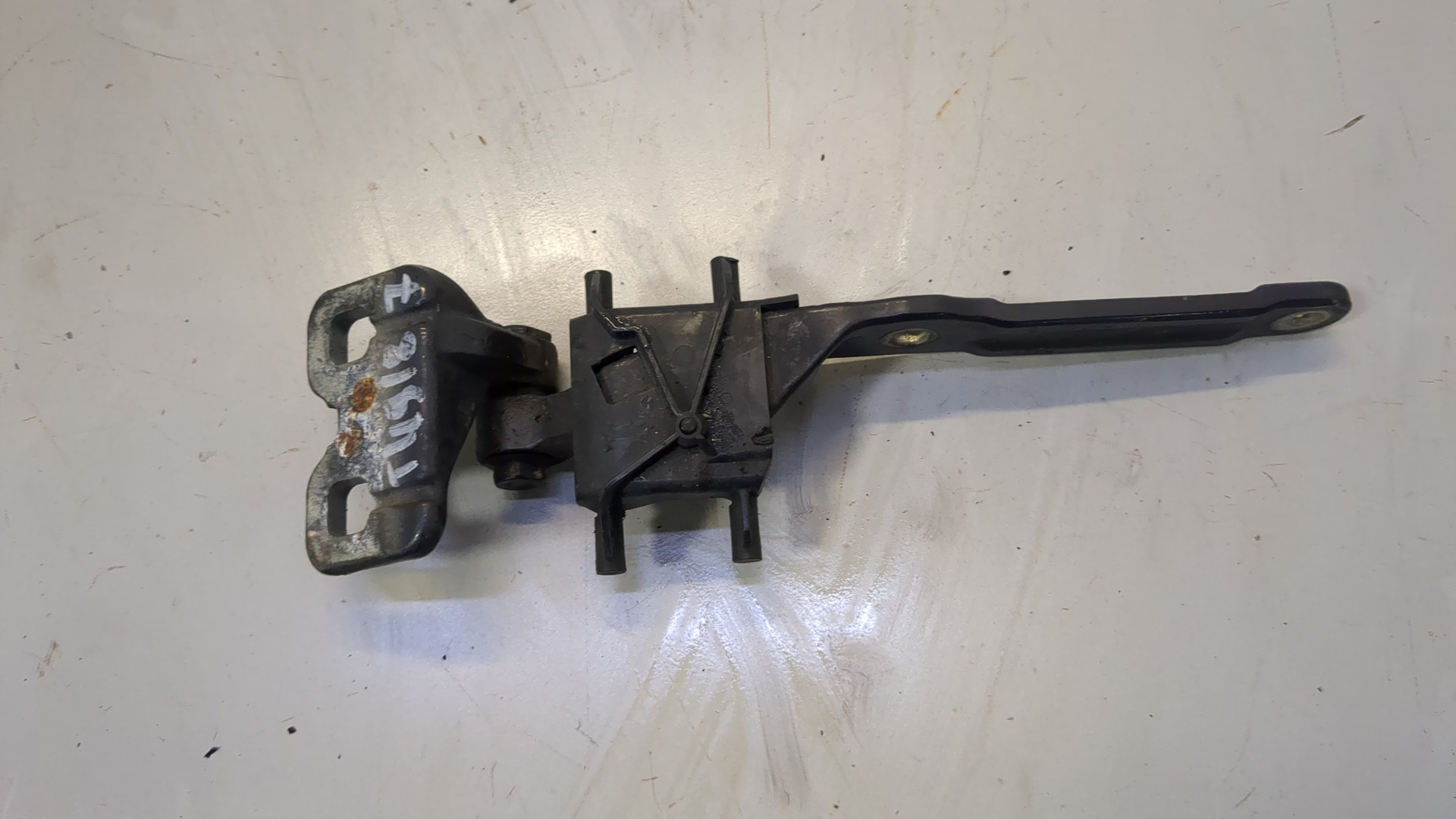 Петля капота левая