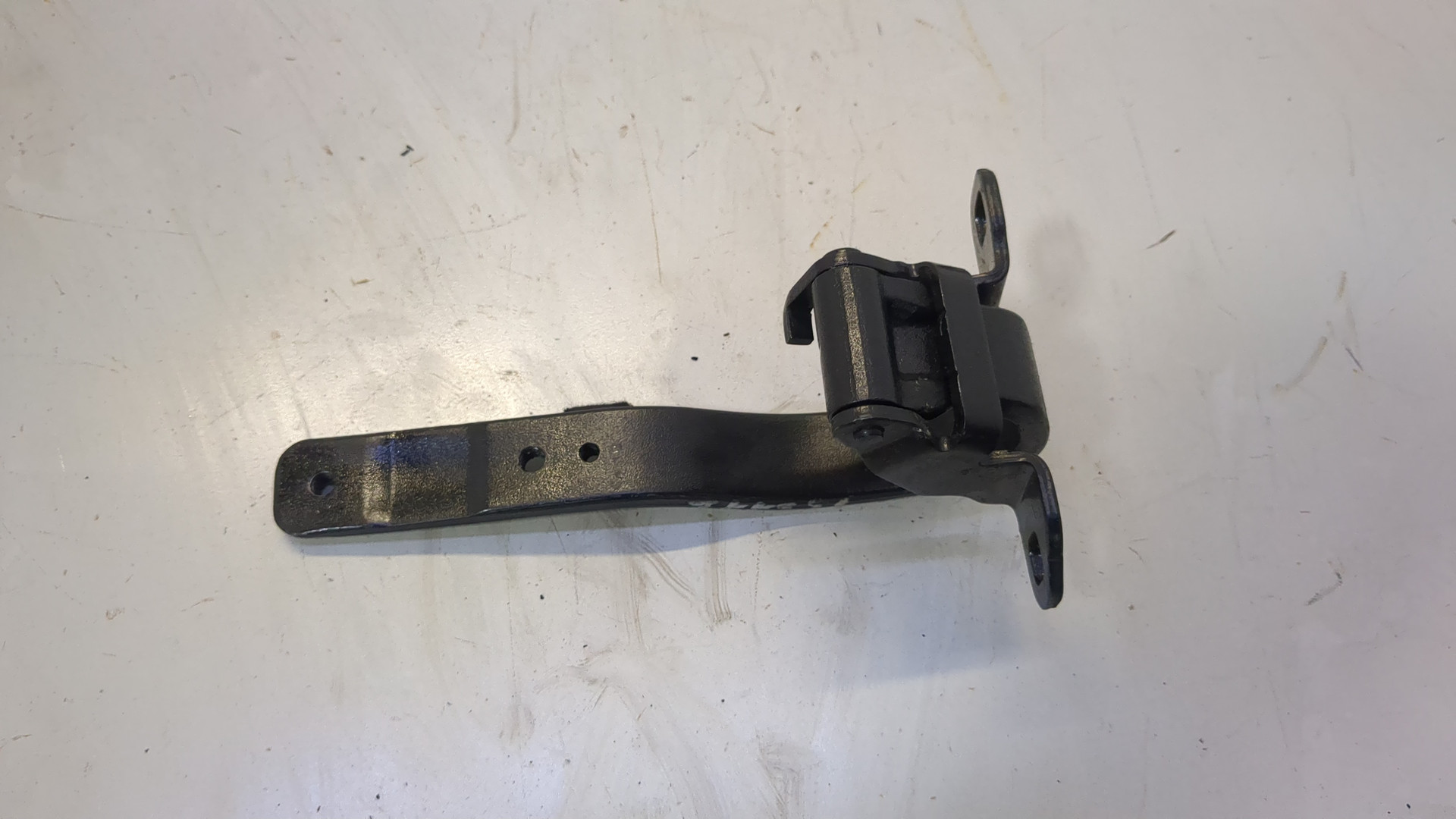 Петля крышки багажника