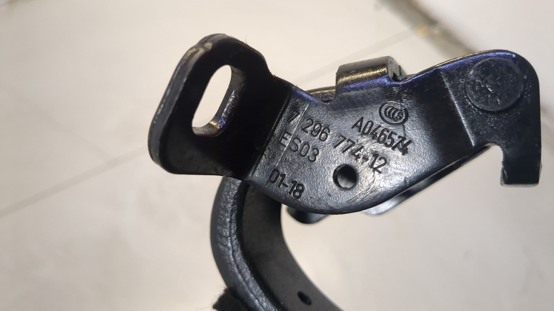 Петля крышки багажника