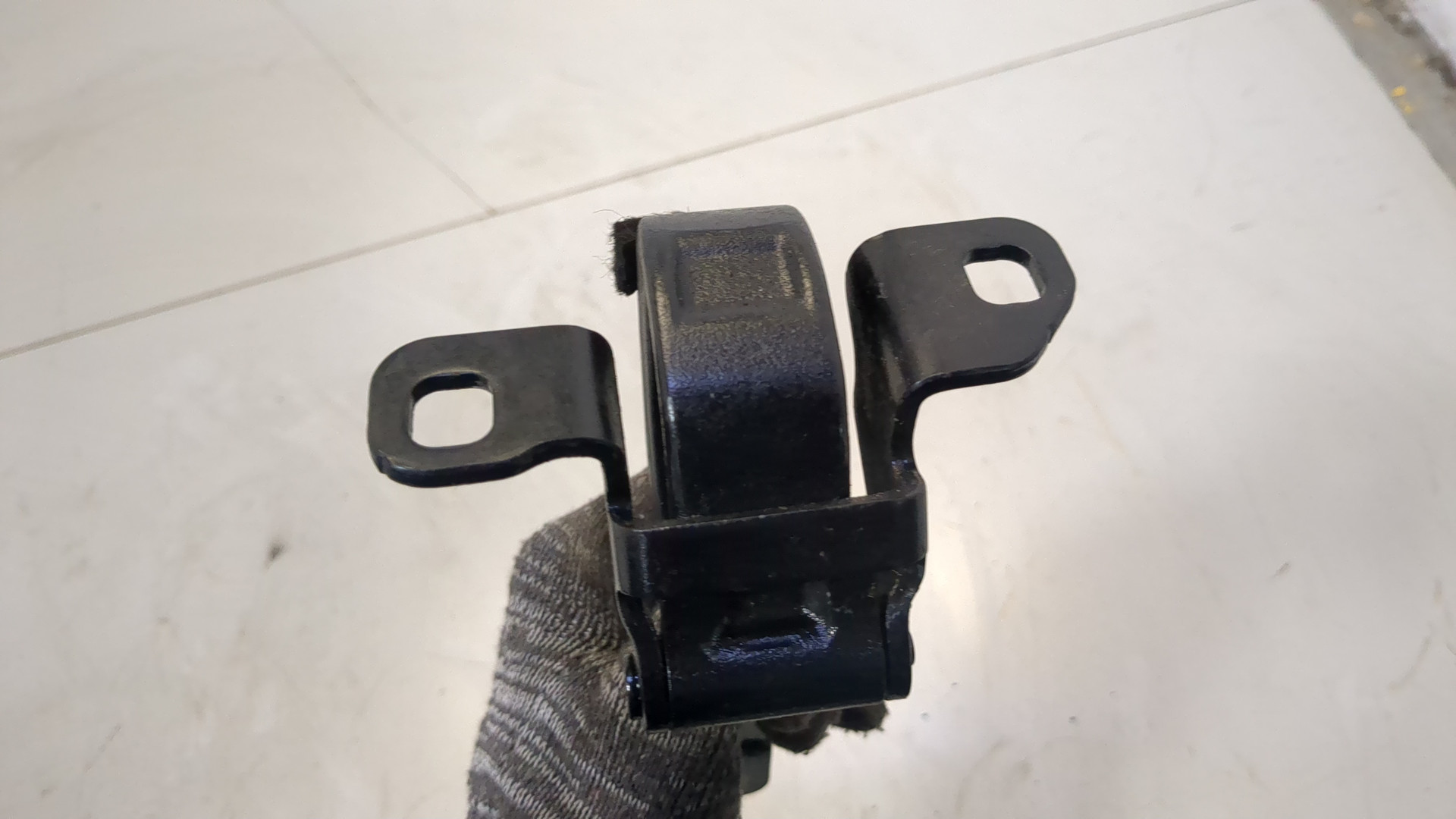 Петля крышки багажника