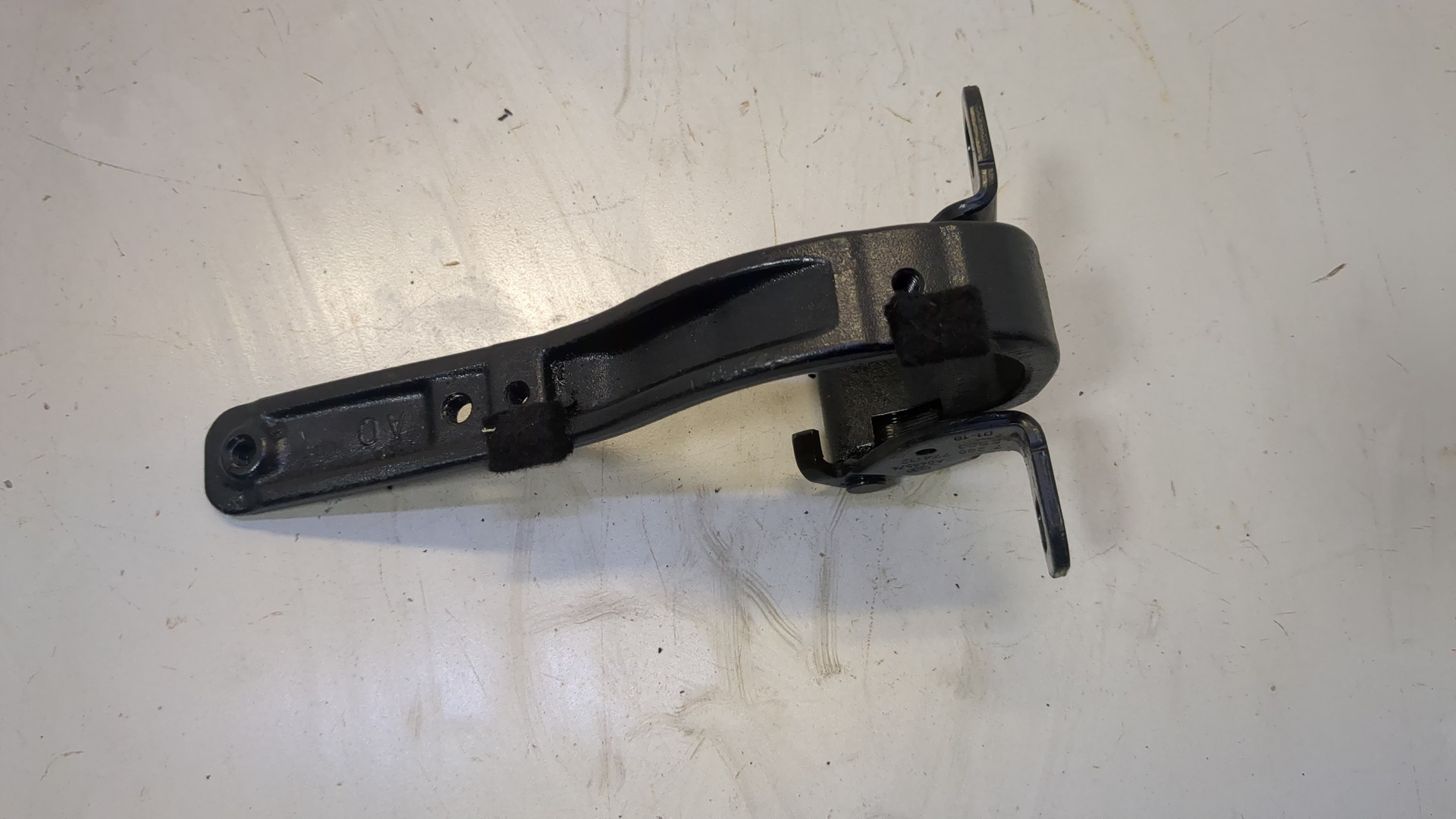 Петля крышки багажника