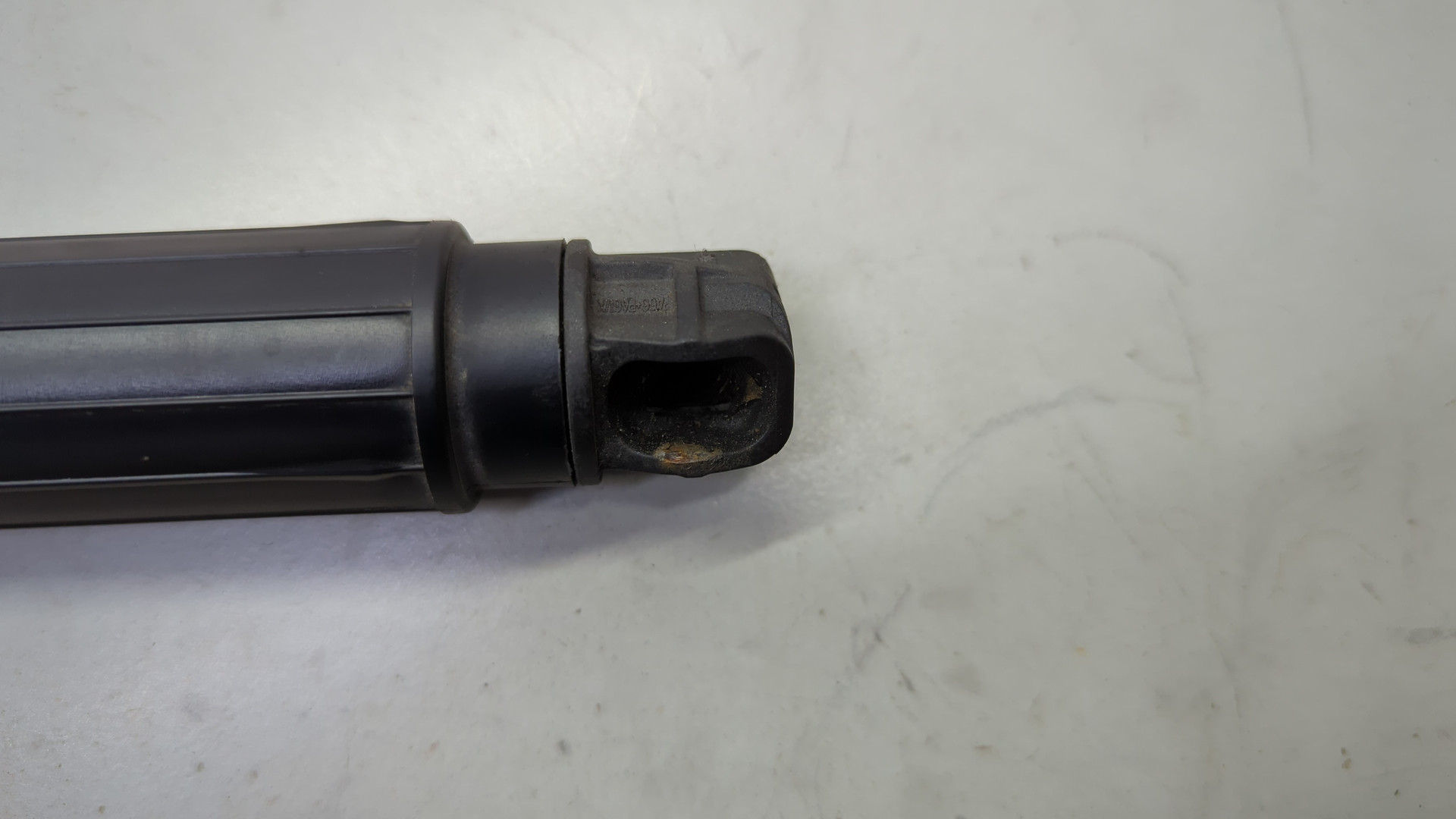 Амортизатор крышки багажника