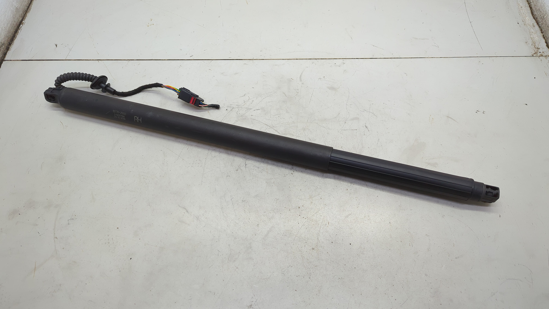 Амортизатор крышки багажника