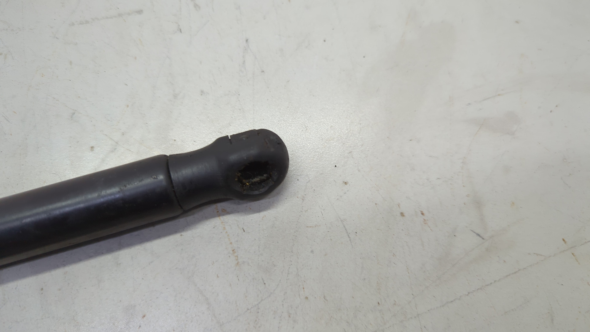 Амортизатор капота