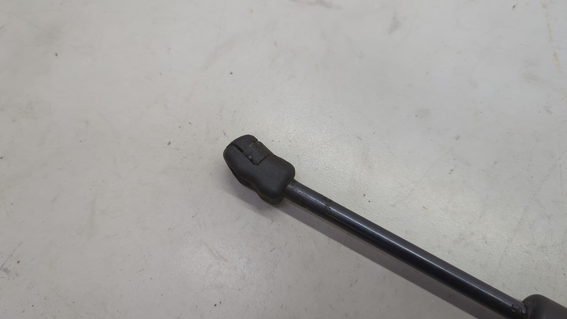 Амортизатор капота