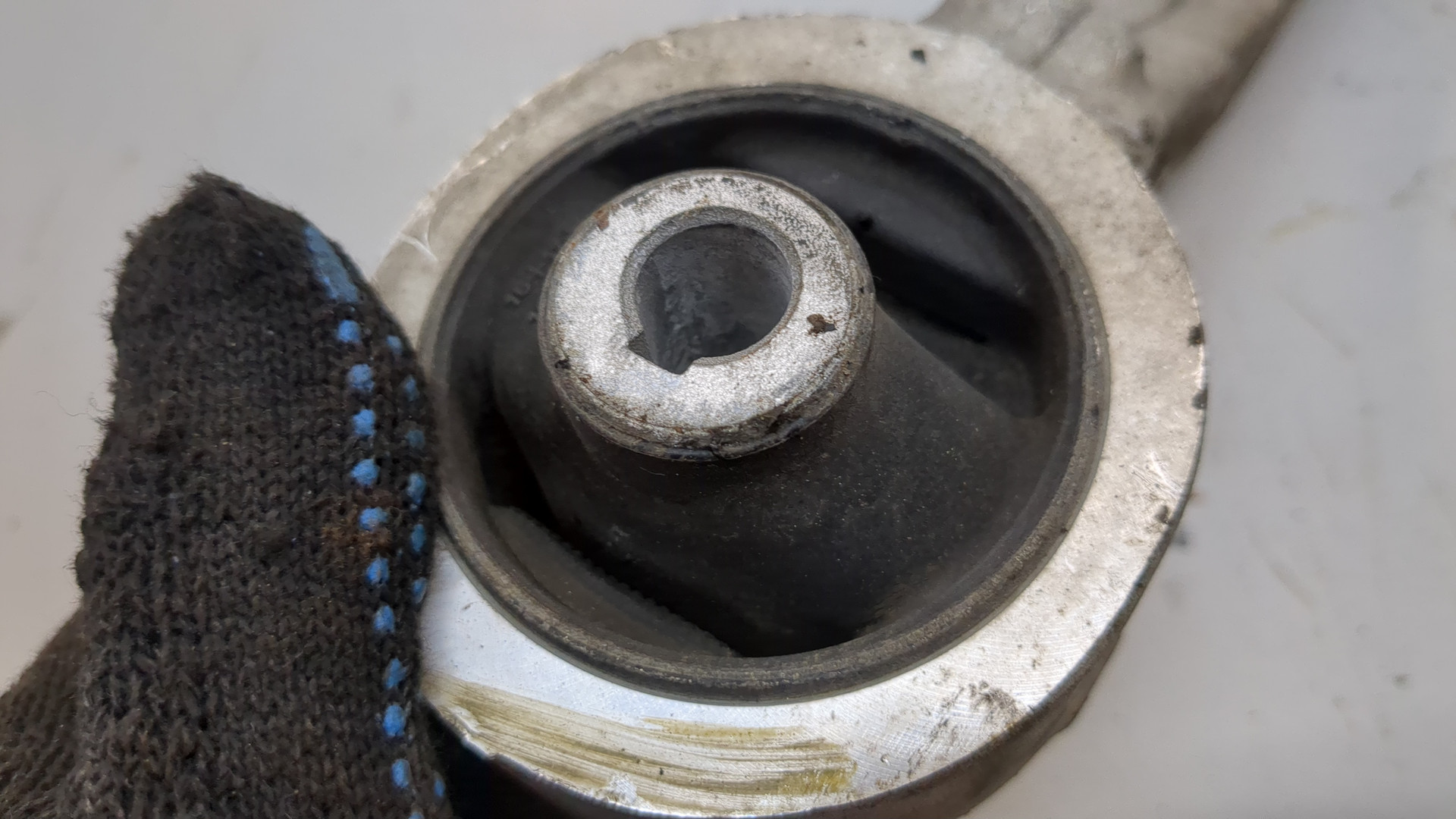 Рычаг передний левый