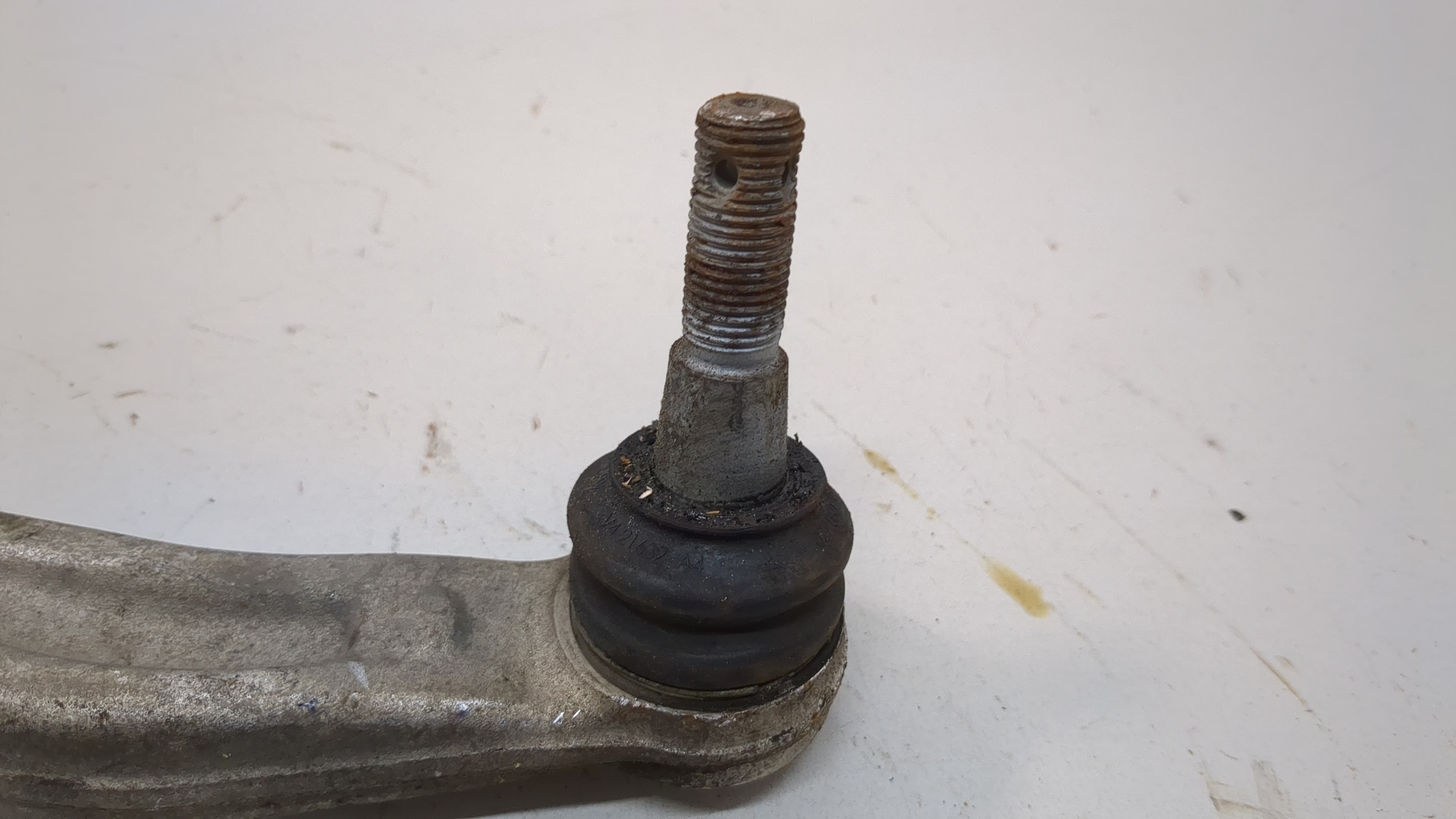 Рычаг передний левый