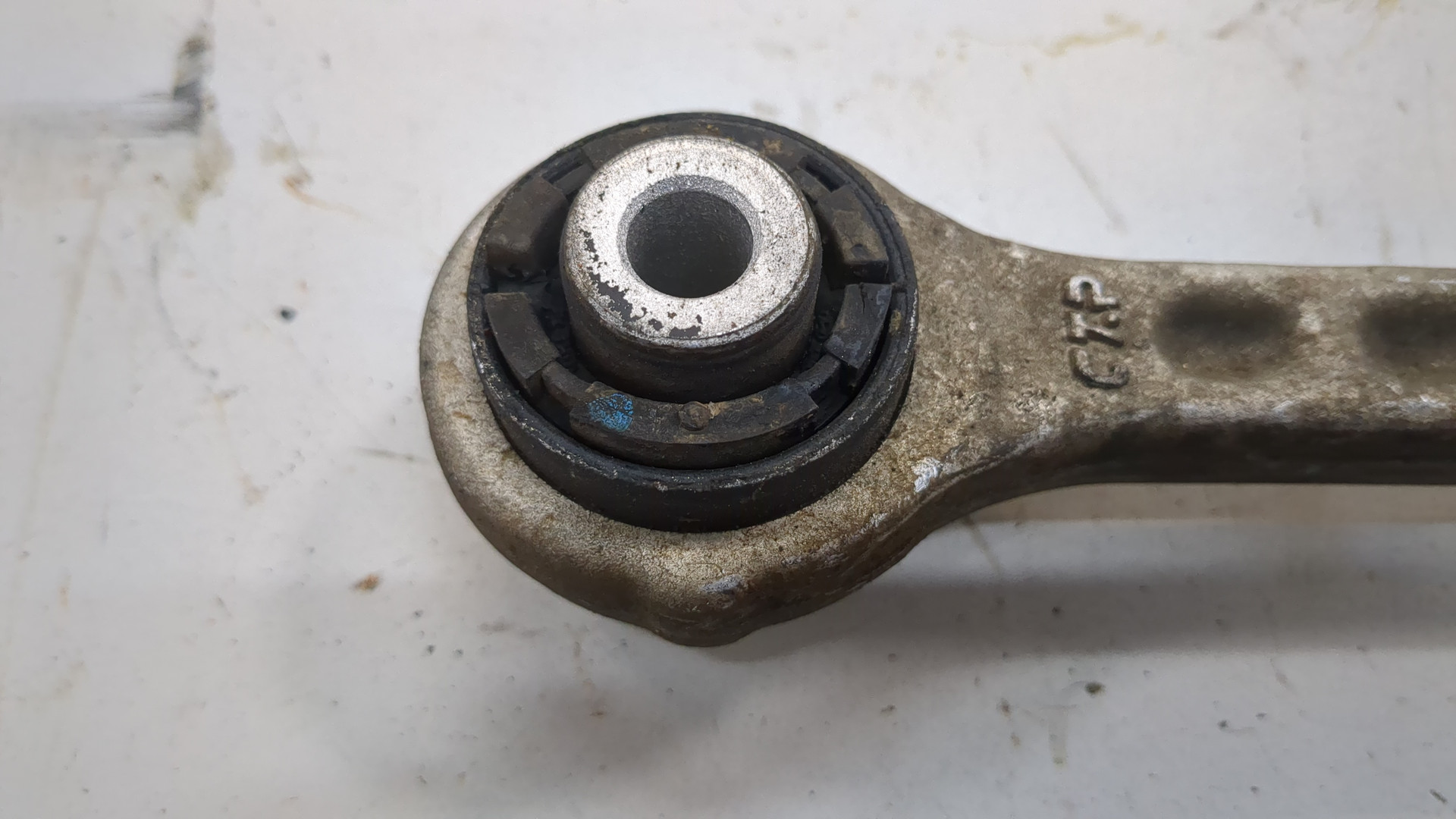 Рычаг передний левый