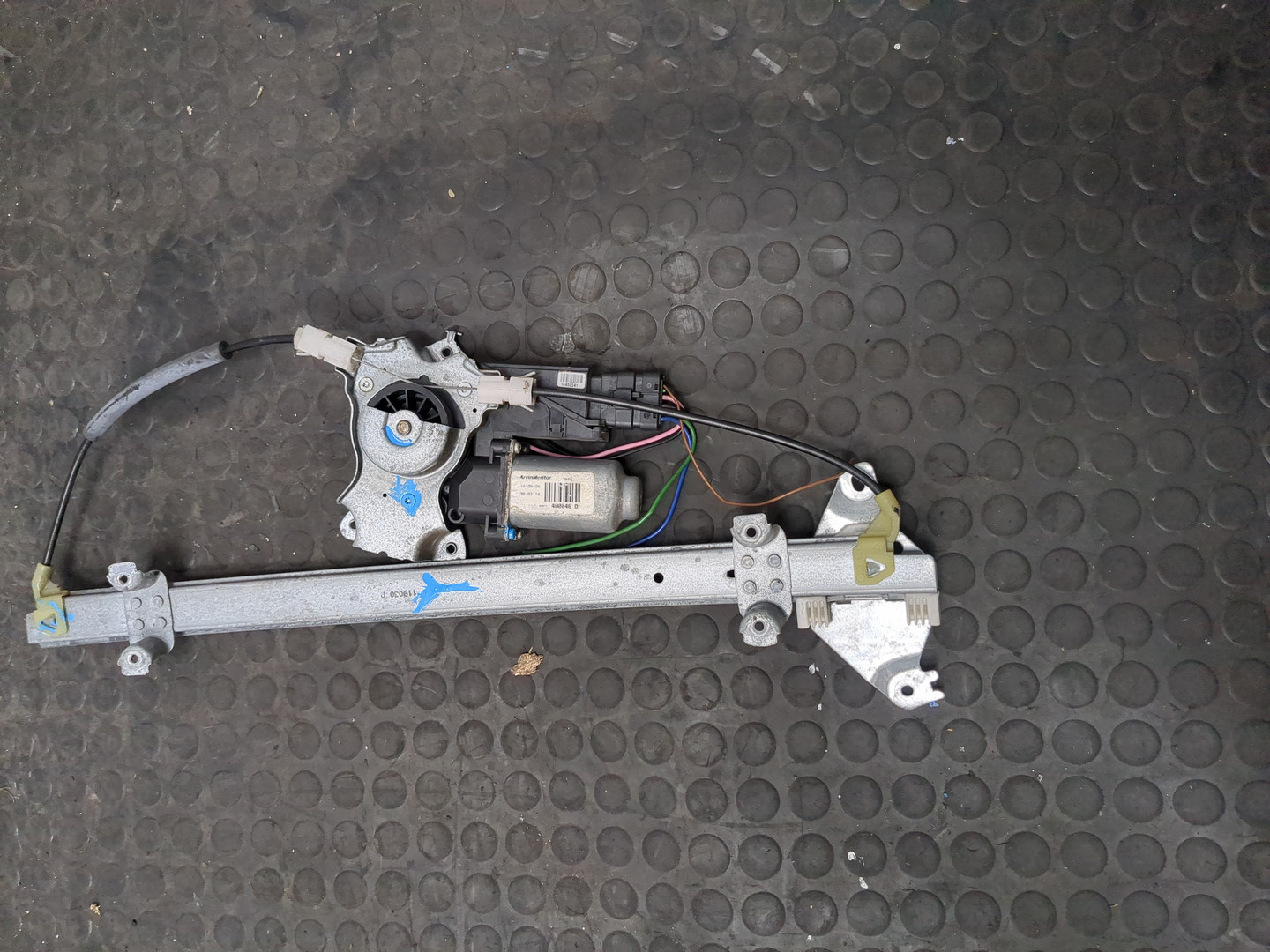 Стеклоподъемник электр. передний правый