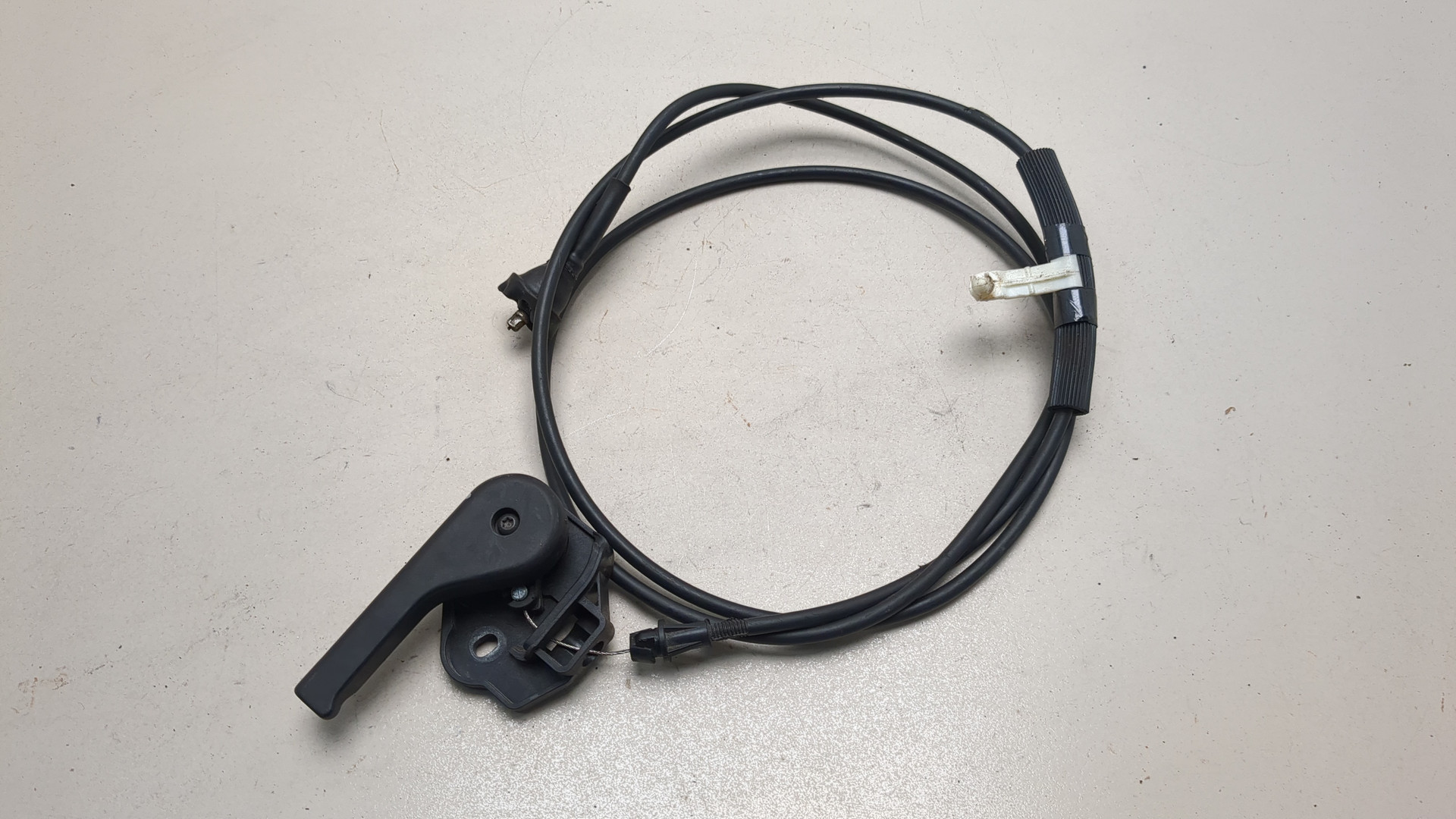 Трос открывания капота