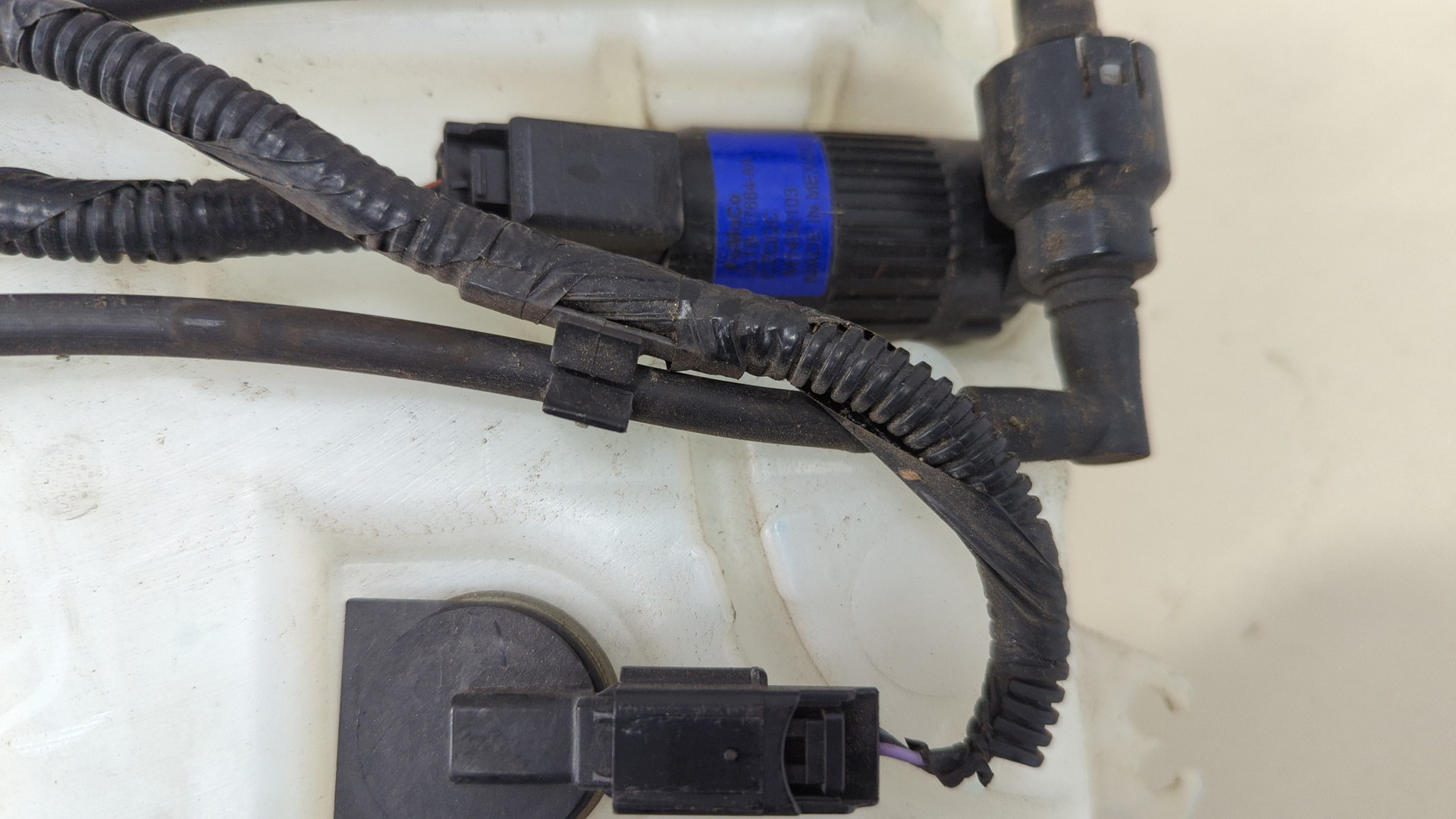 Бачок омывателя лобового стекла