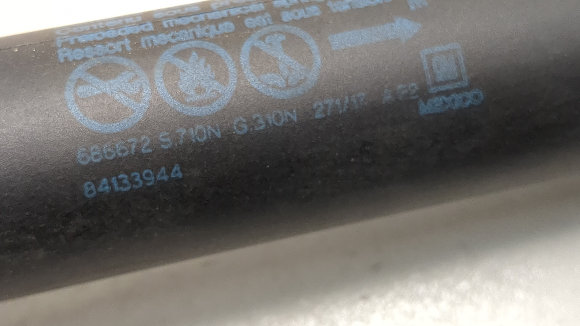 Амортизатор крышки багажника