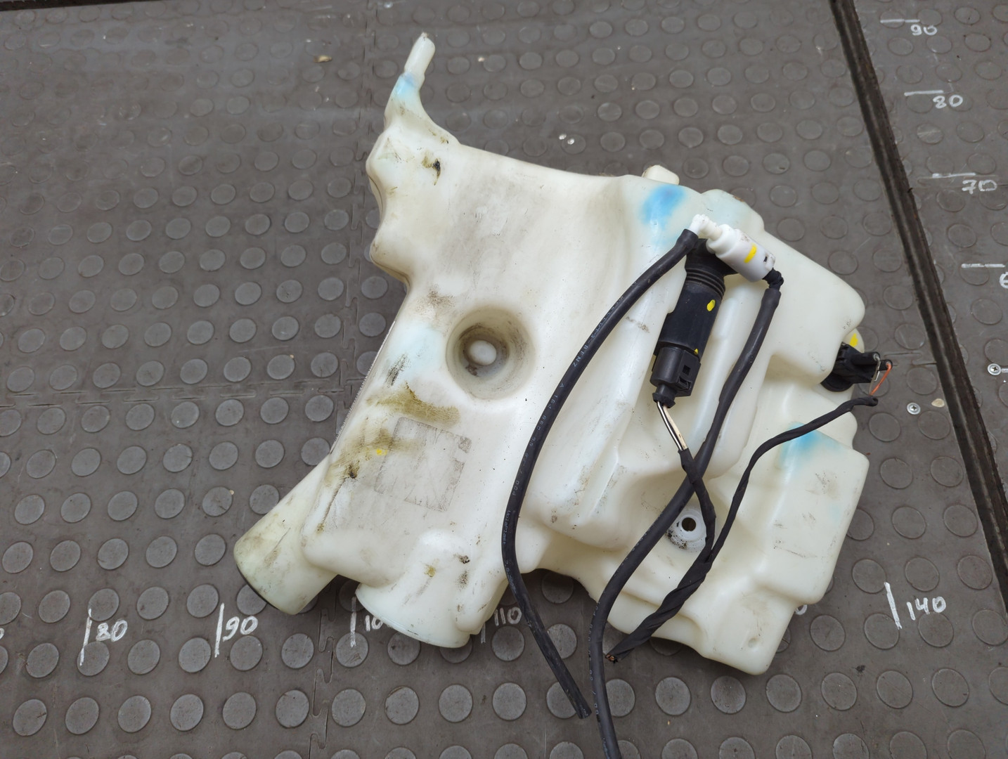 Бачок омывателя лобового стекла