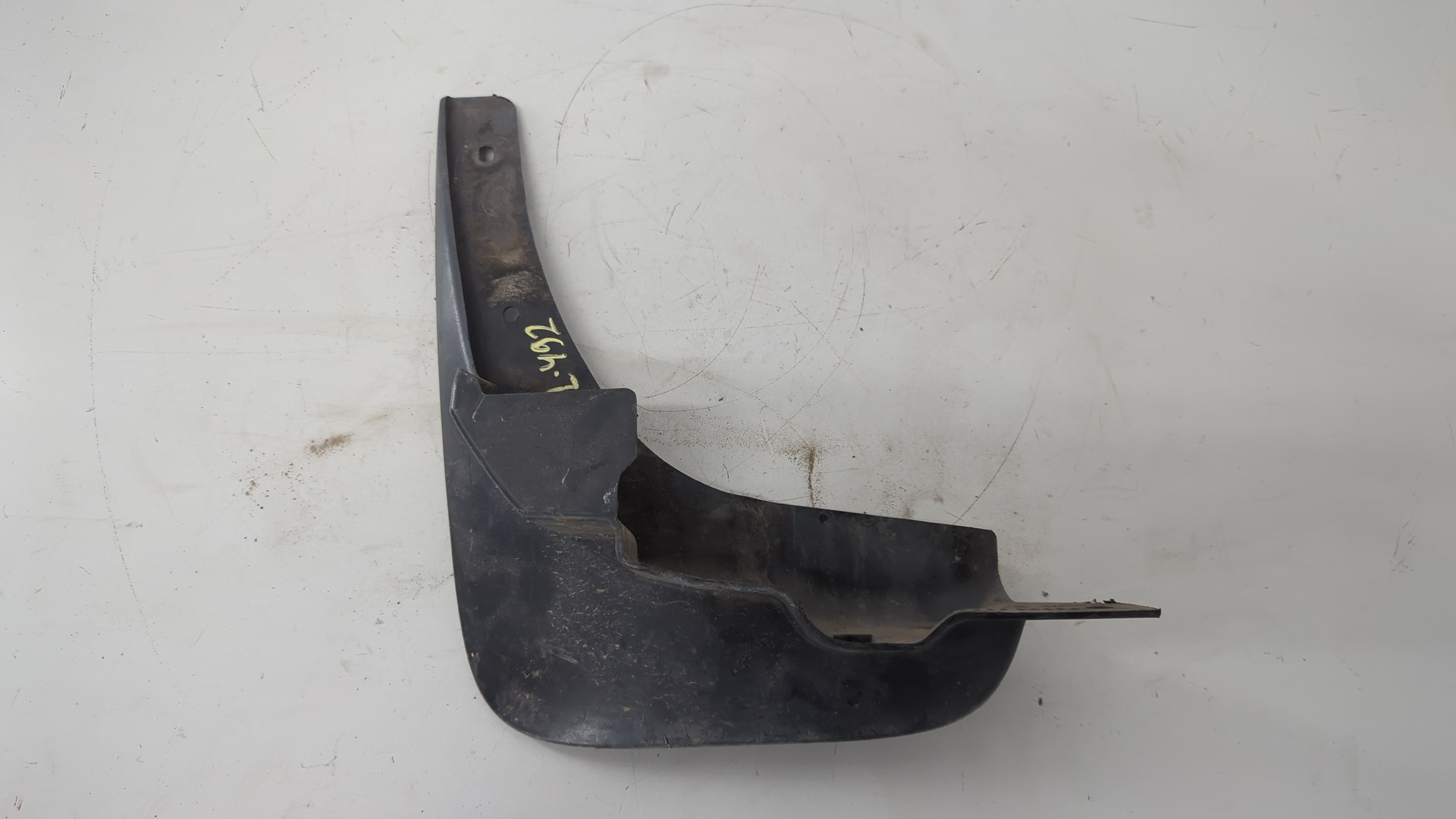 Брызговик передний левый