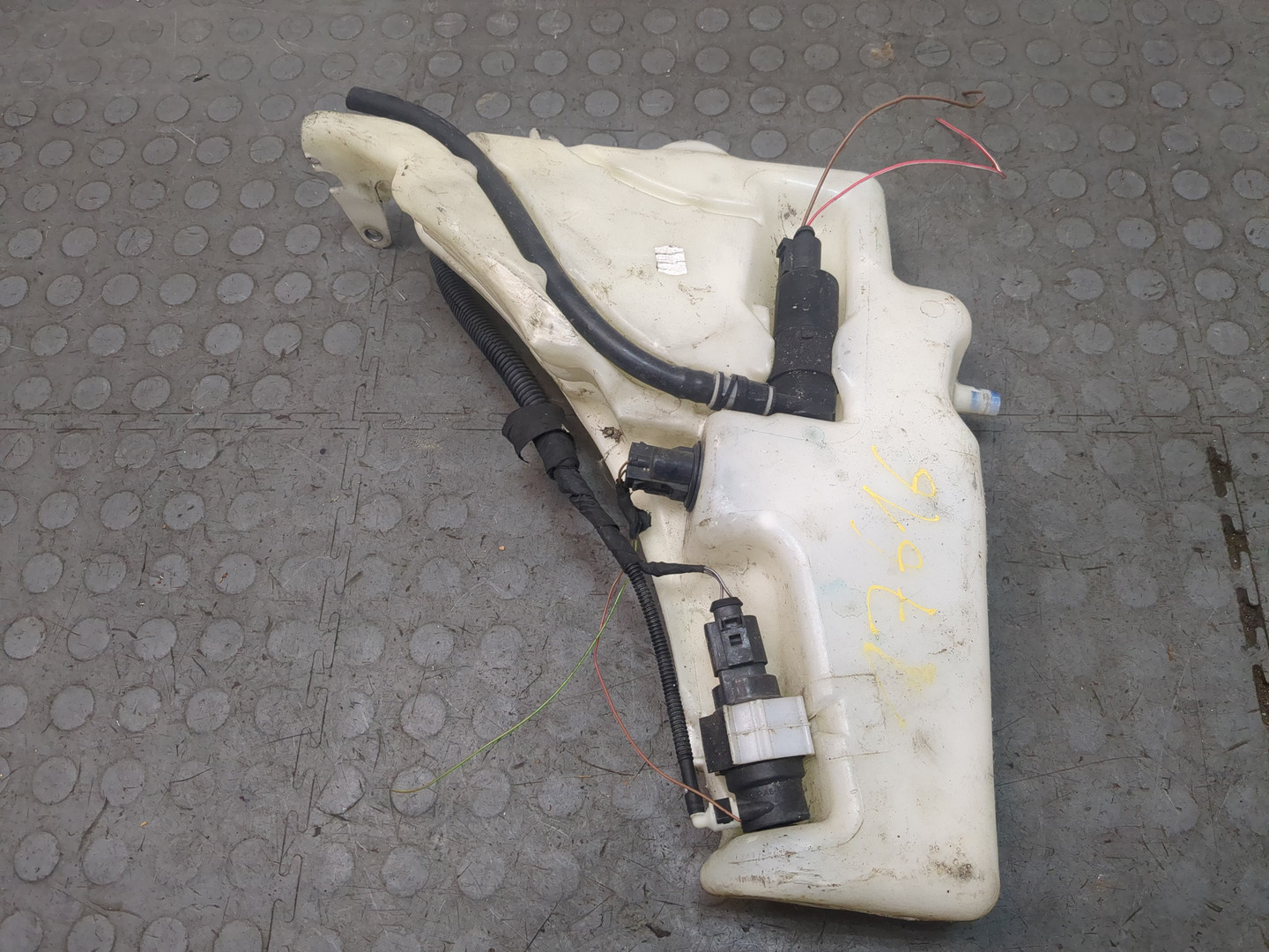 Бачок омывателя лобового стекла