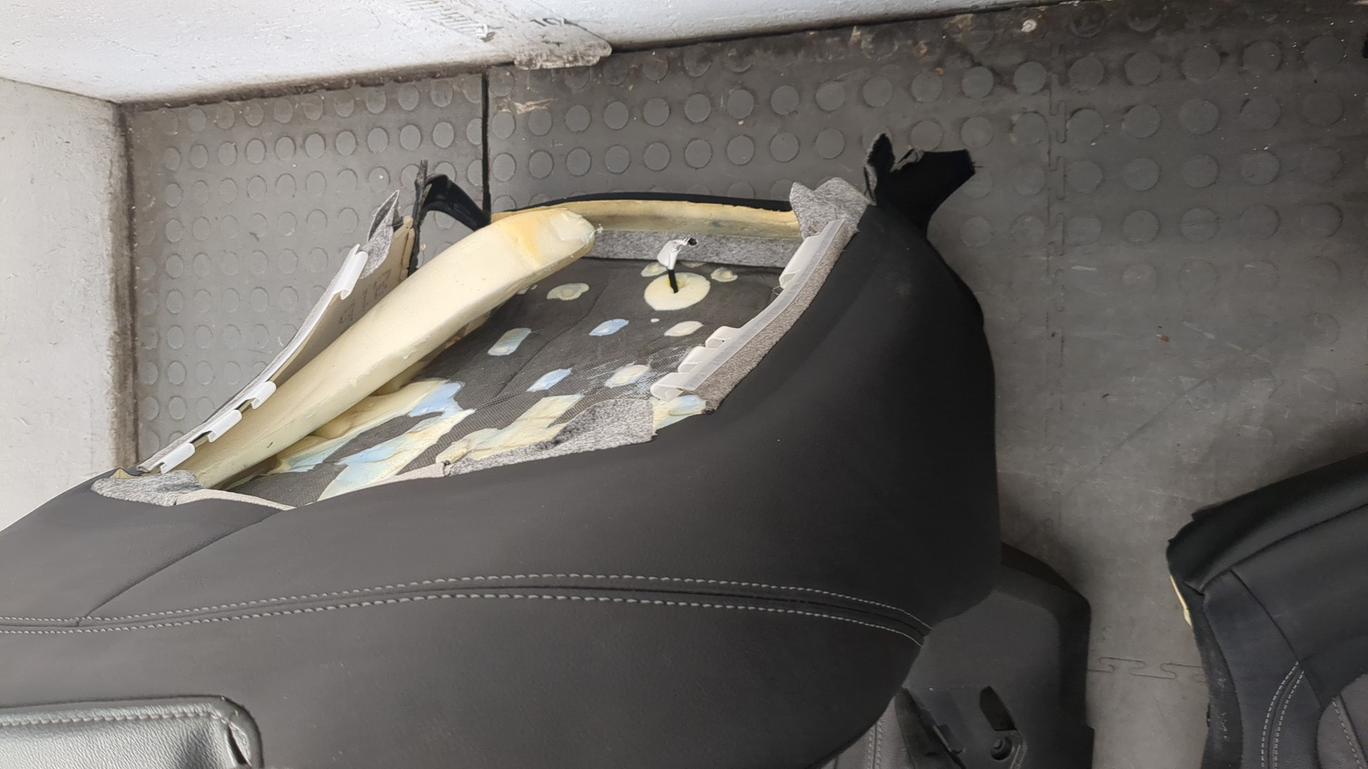 Сиденье переднее левое