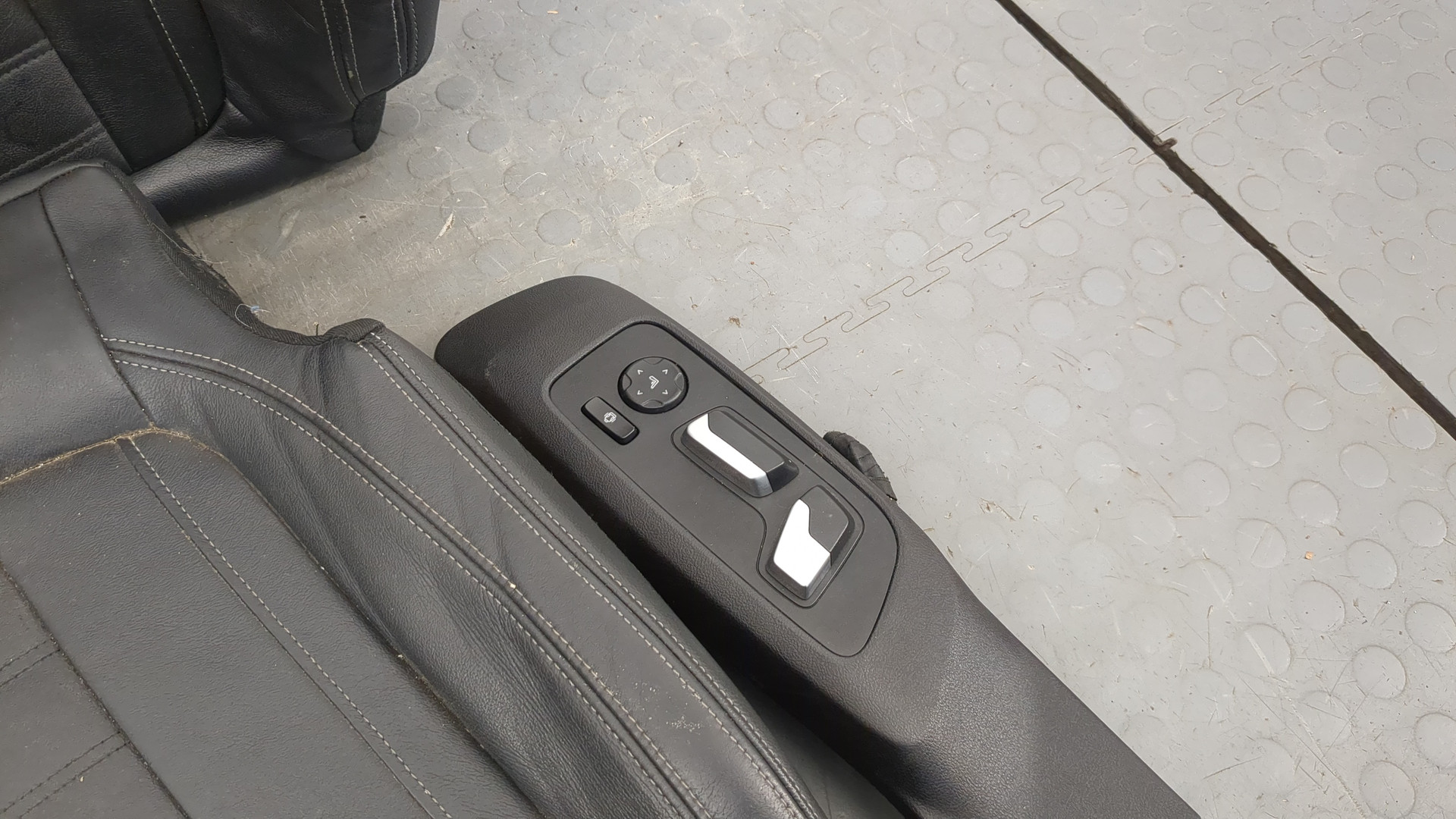 Сиденье переднее левое