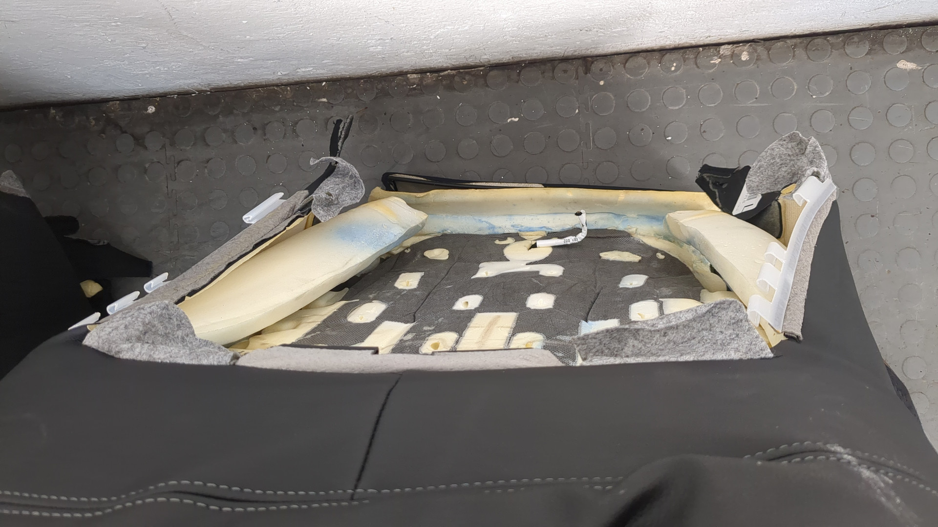 Сиденье переднее левое